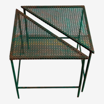 Table basse triangulaire en métal perforé Mathieu Mategot