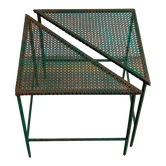 Table basse triangulaire en métal perforé Mathieu Mategot