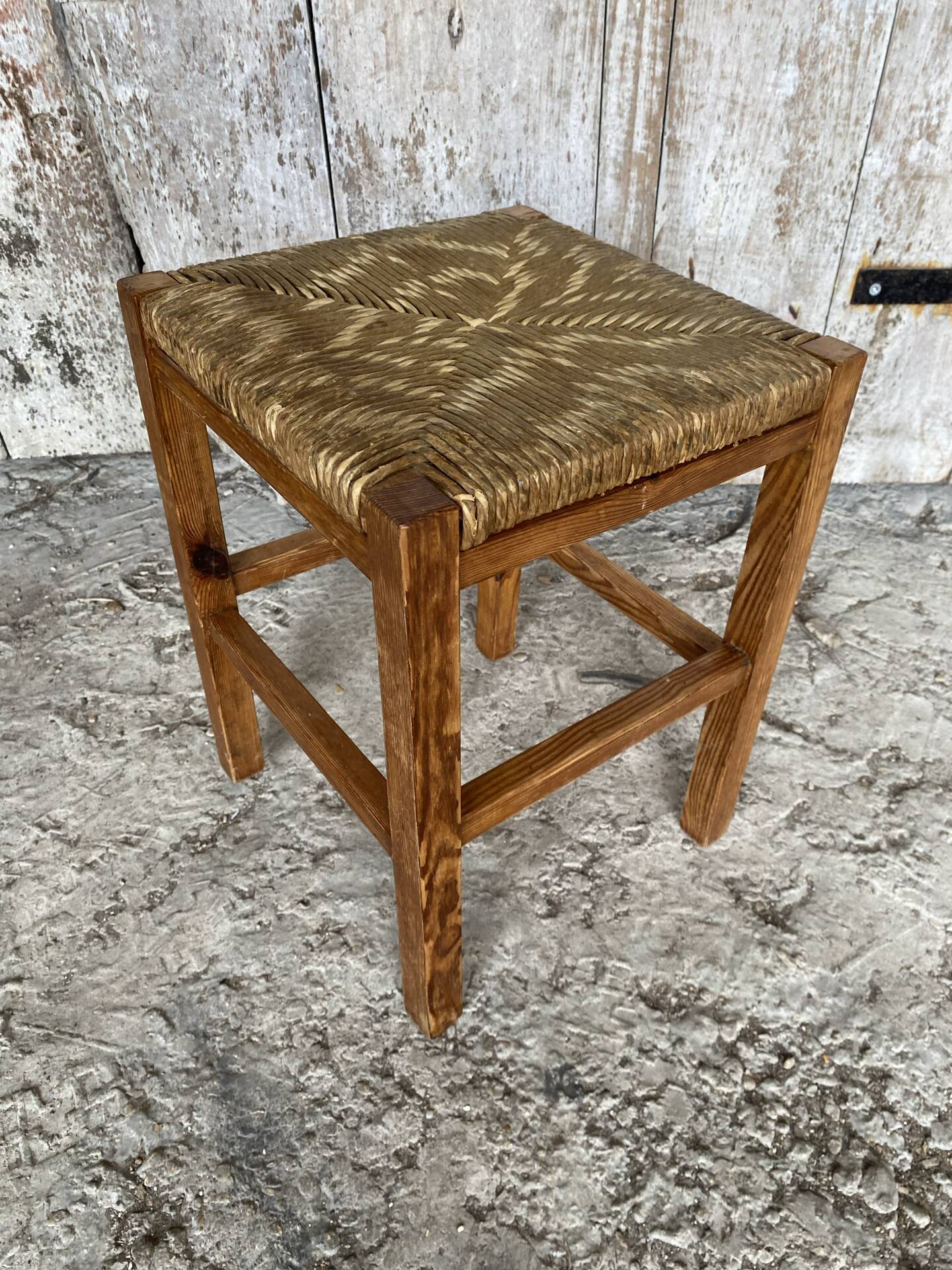 Tabouret ancien en bois sculpté et paille