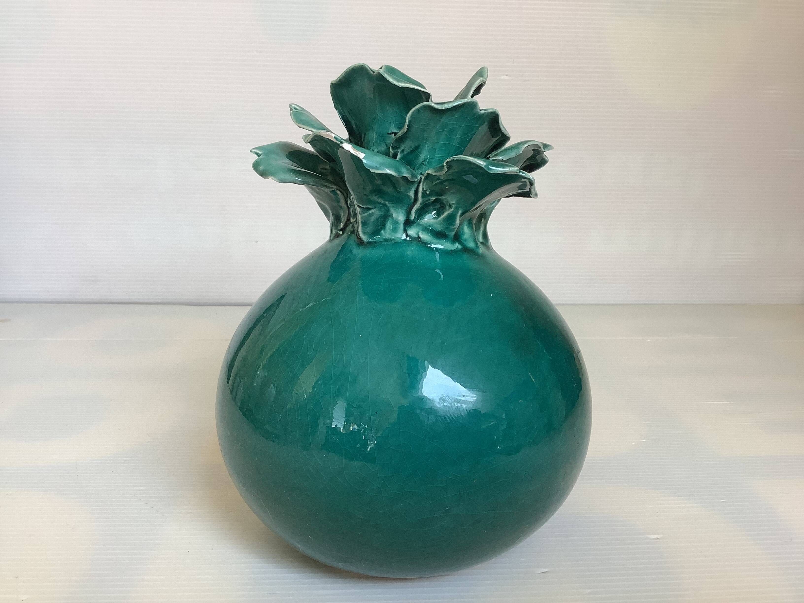 Vase boule style barbotine verte