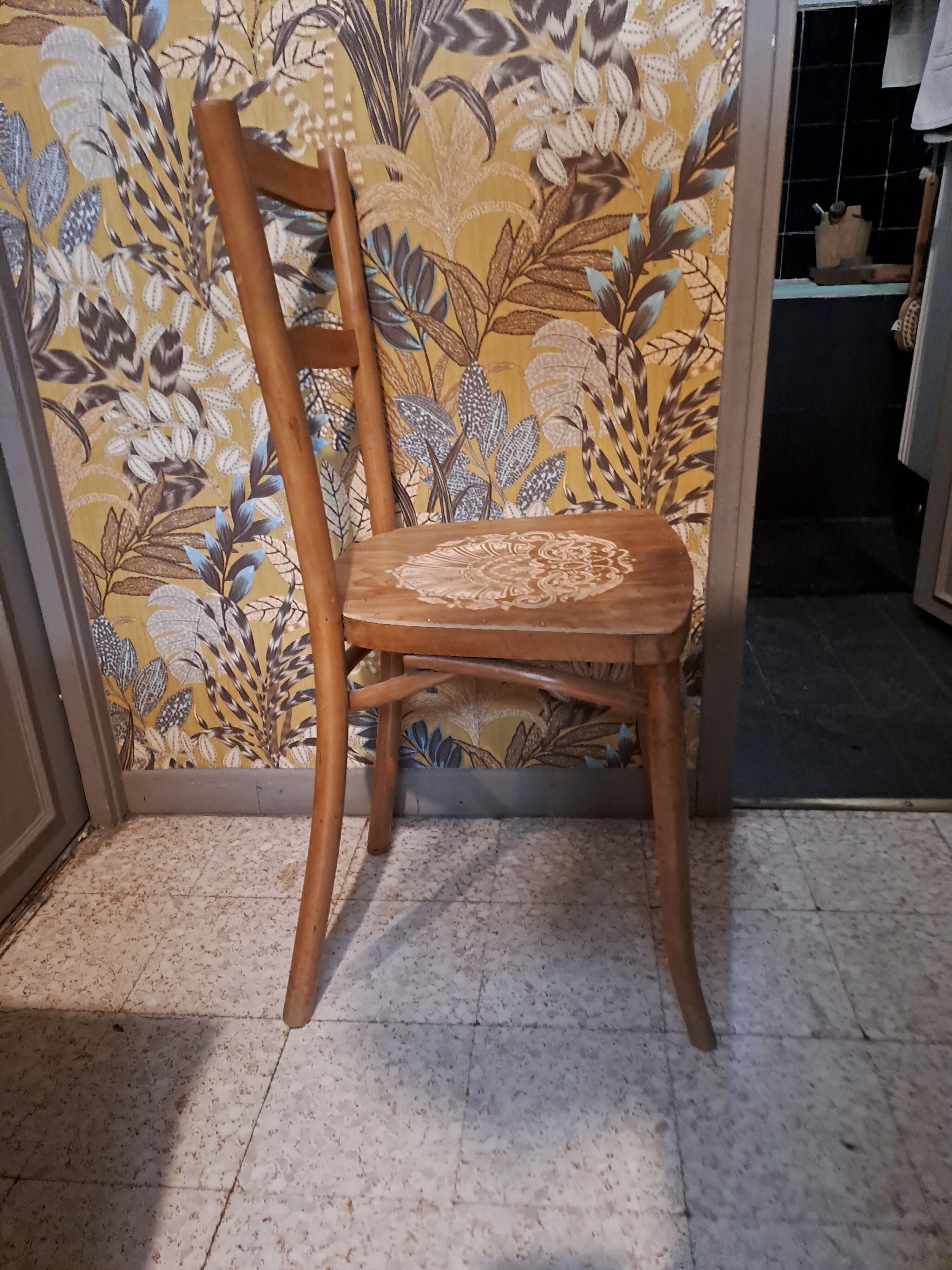 Chaise de style bistrot en bois blond 1940