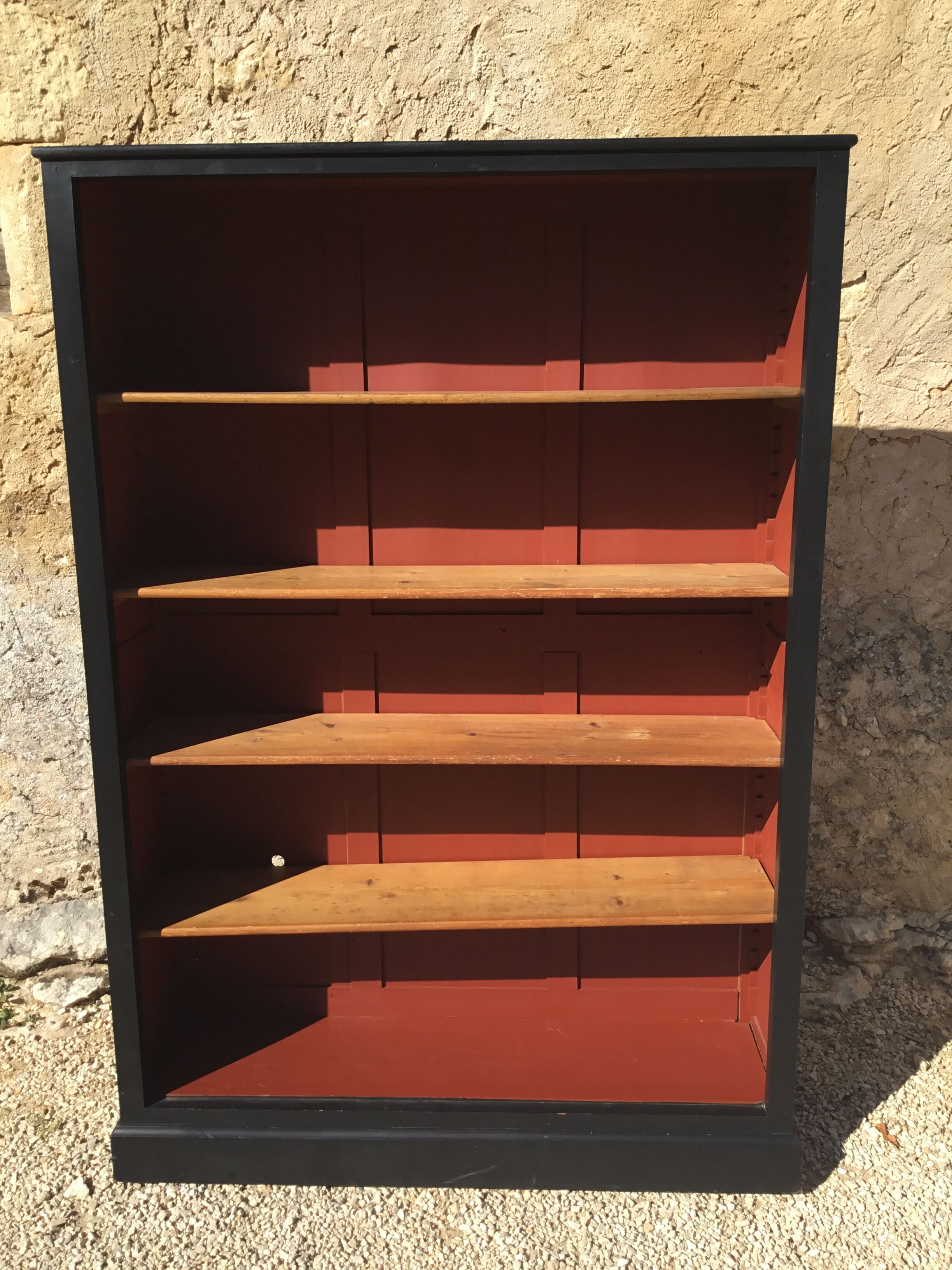 Étagère en sapin patinée noir et rouge basque