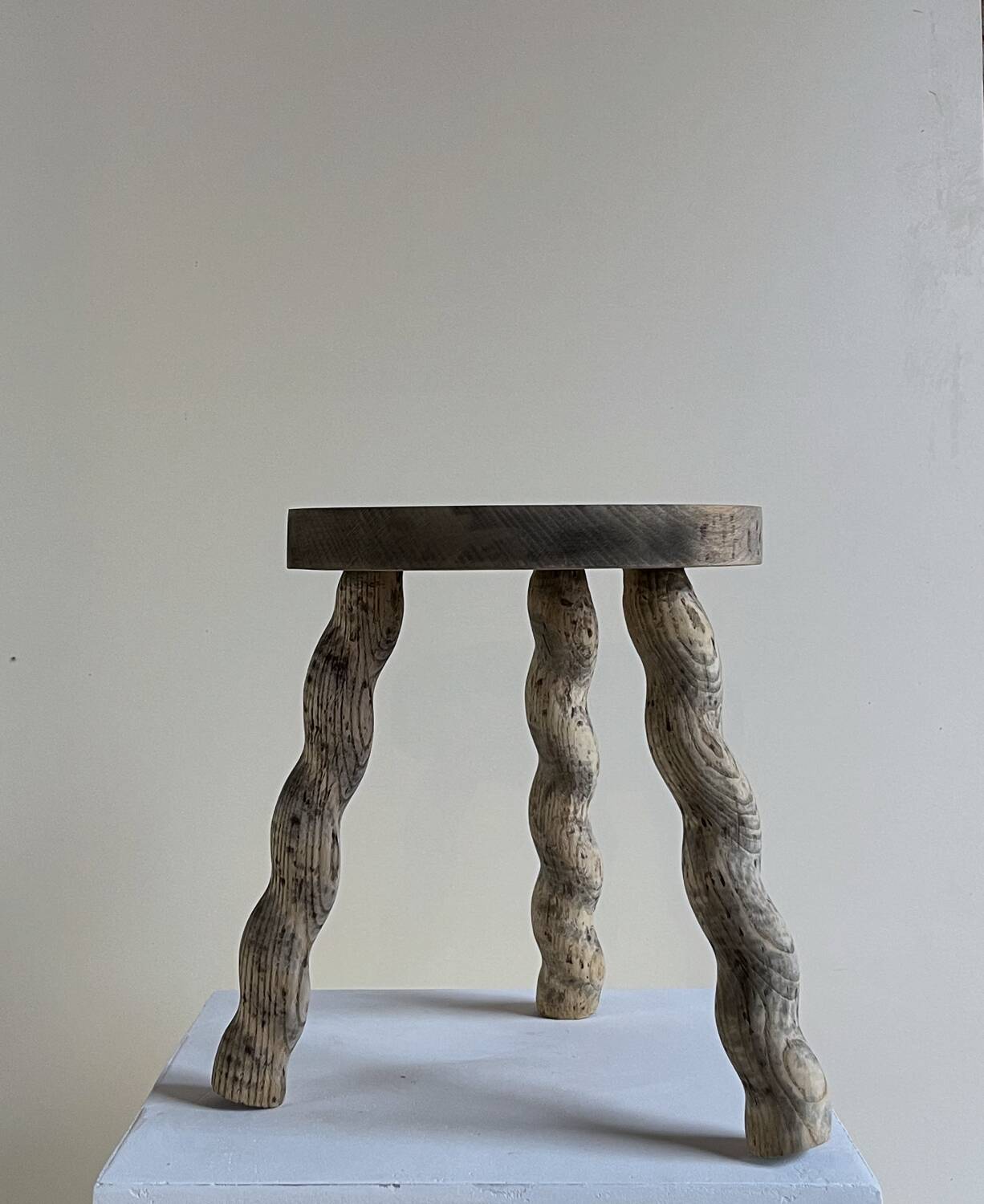 Tabouret ondulé à trois pieds