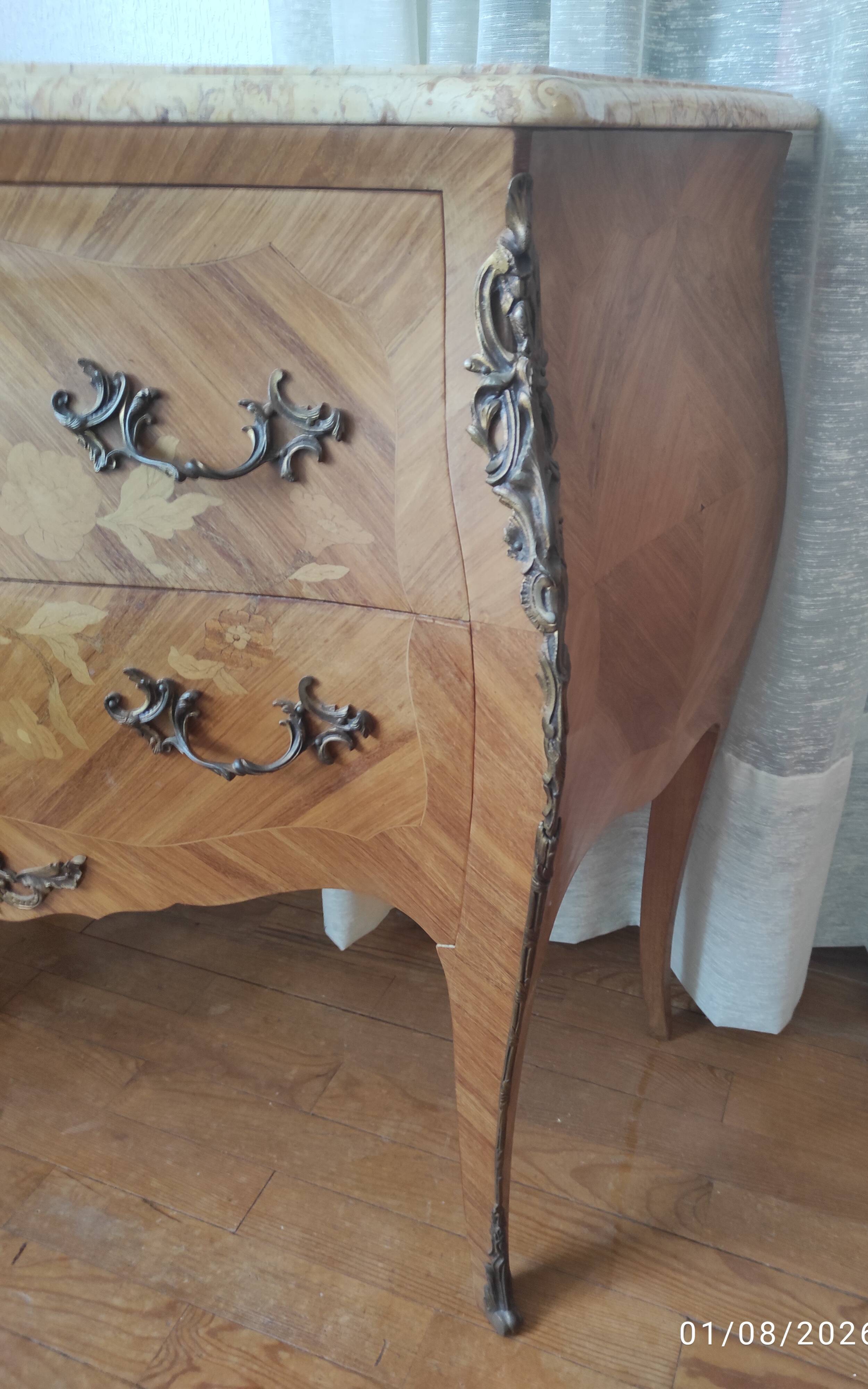 Commode sauteuse galbée style Louis XV-Marqueterie florale et marbre-TBE