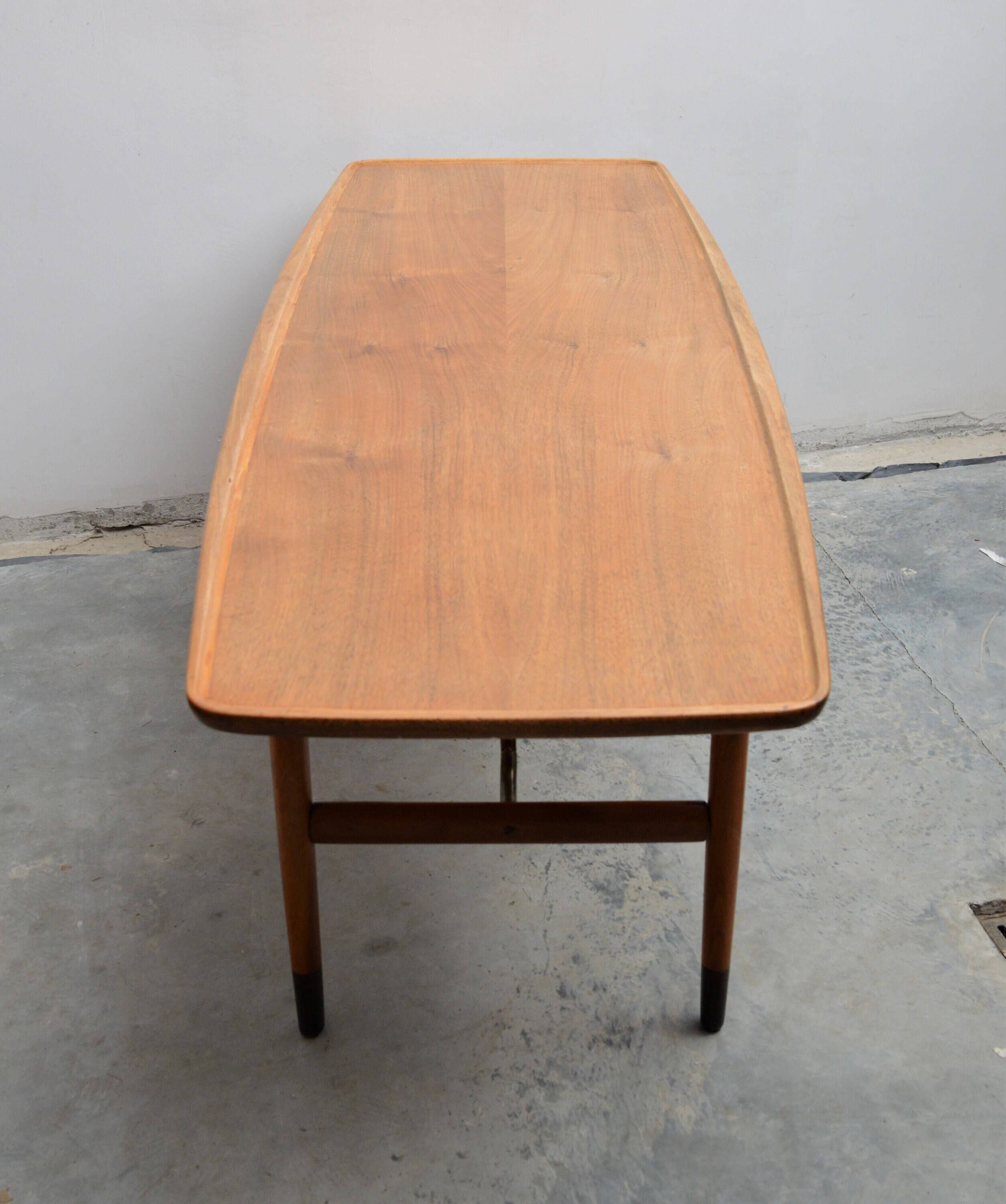 Table basse Anton Kildeberg (attr.), noyer et laiton, Danemark années 5060