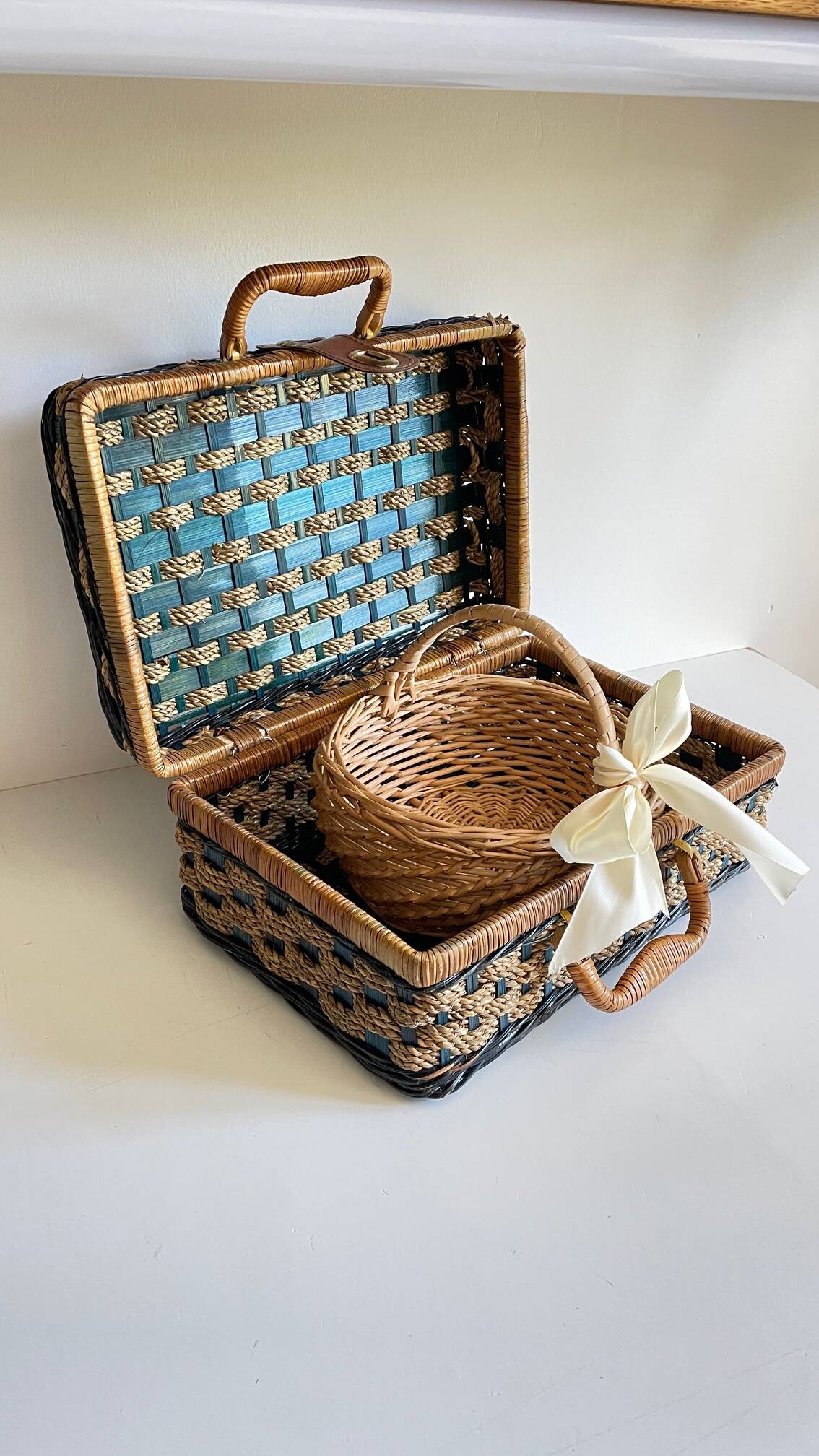 Set of 2 vintage rattan and rope baskets