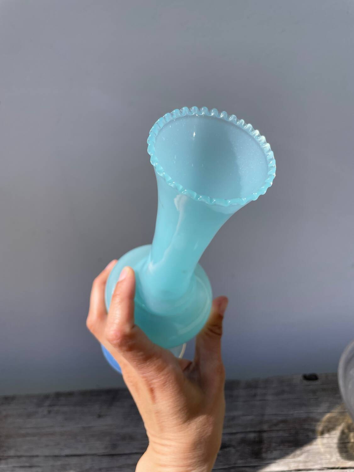 Vase romantique en opaline bleu