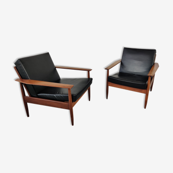 Paire de fauteuils scandinaves en skaï noir années 60