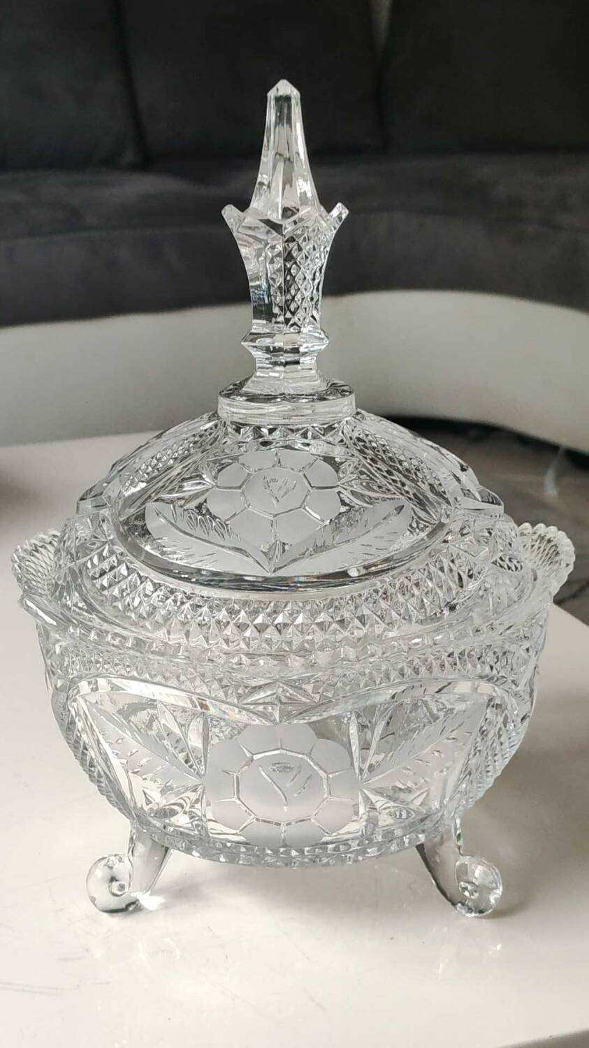 Large Bonbonniere/Drageoir in Bohemian crystal. Frosted floral motifs, diamond tip. Boho chic