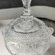 Bonbonnière, drageoir en cristal de bohème, décor de motifs floraux dépolis, pointe de diamant