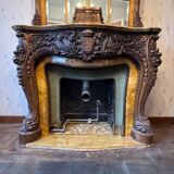 Cheminée en marbre et son trumeau en bois sculpté