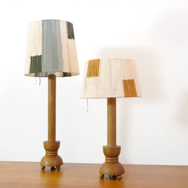 Bougeoir en bois monté en lampe et son abat-jour en corde, 47.5cm.