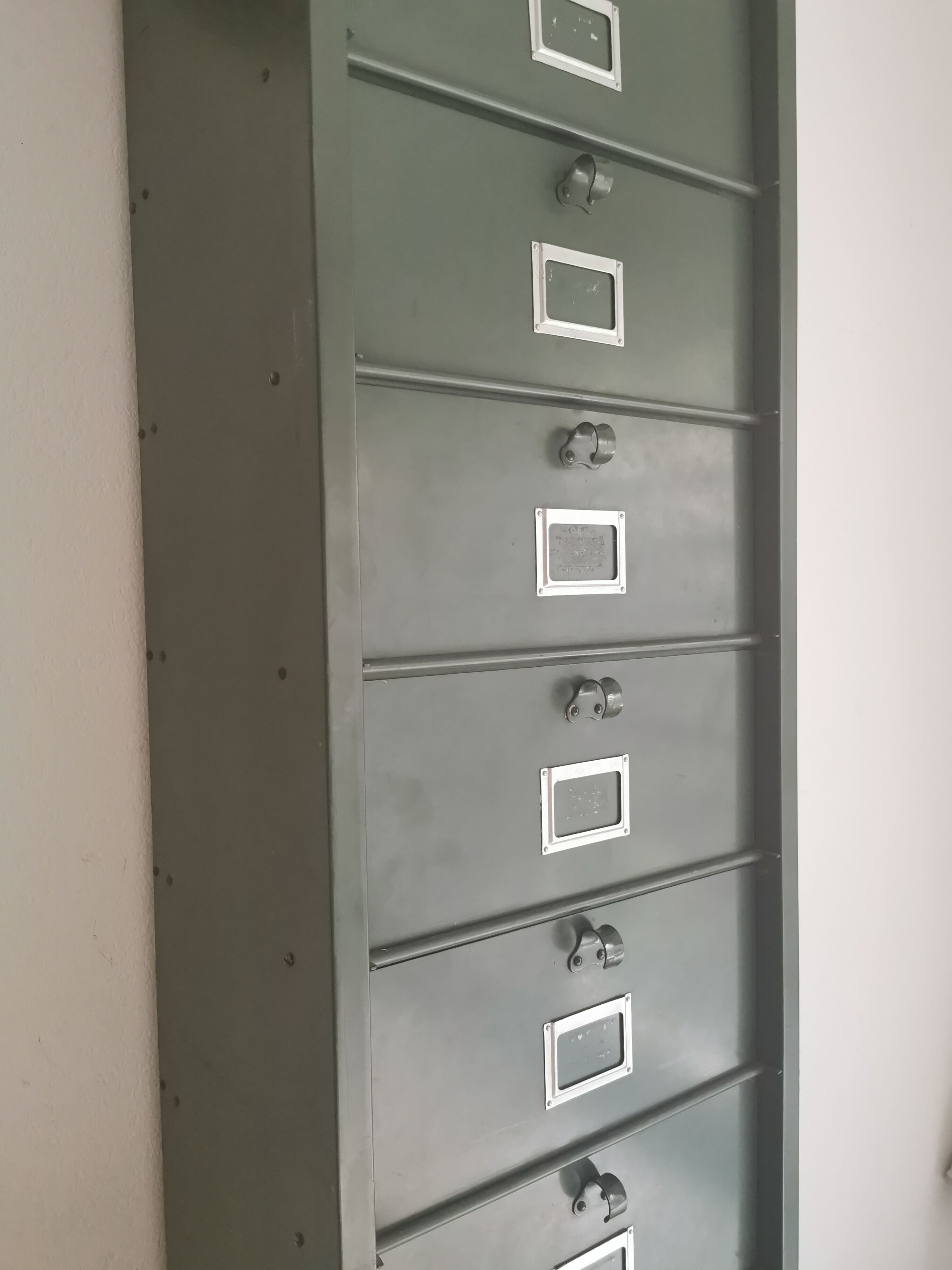 Metal cabinet with strafor valves