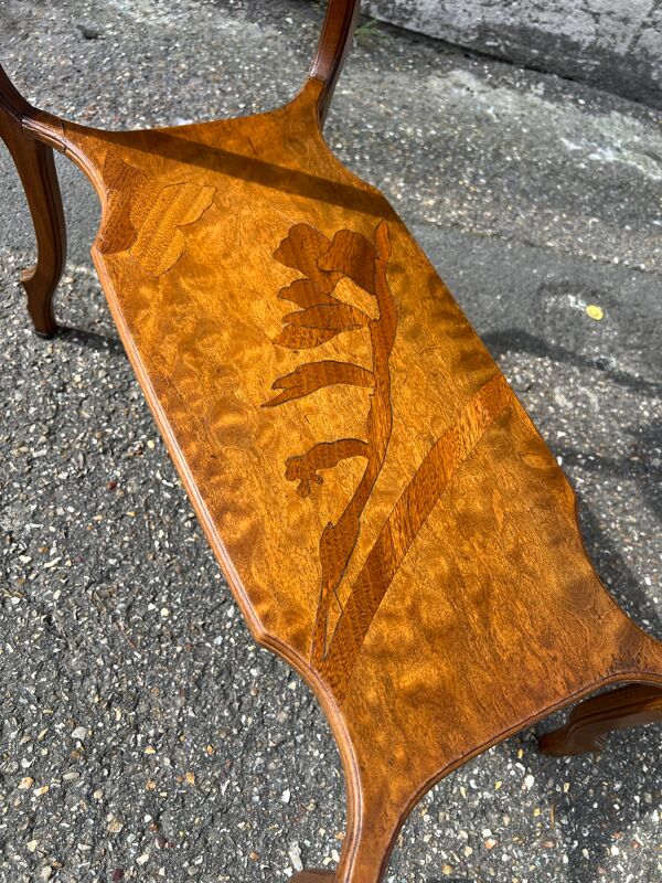 Table à thé à deux plateaux en bois de placage d’époque art nouveau, signé Émile Gallé