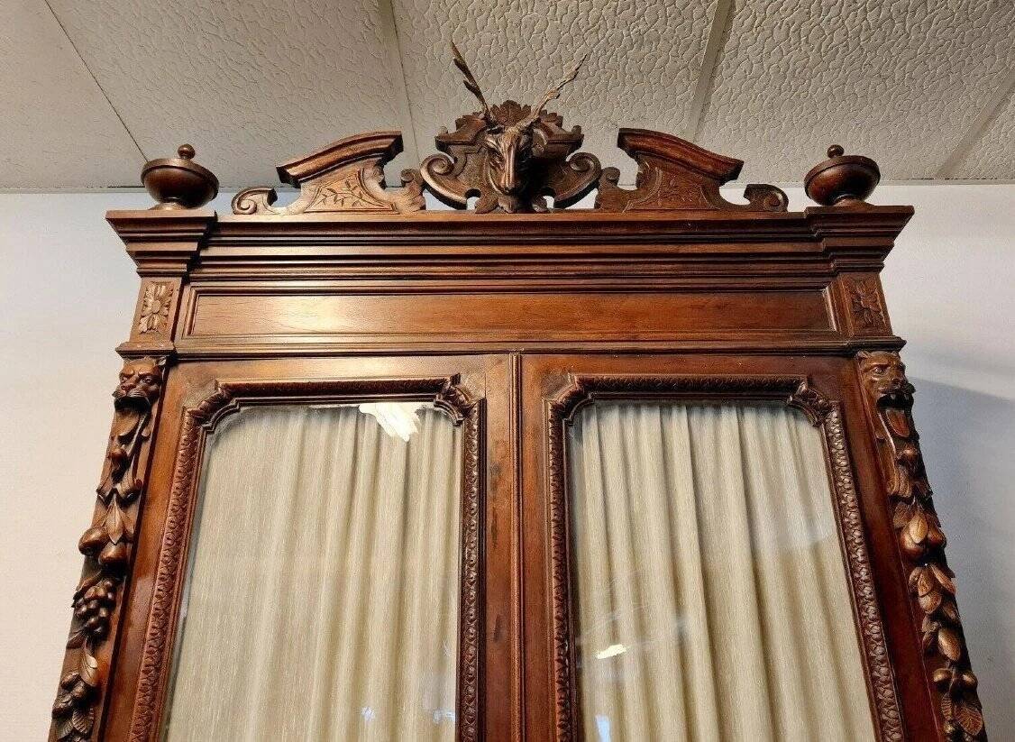 Buffet deux-corps de pavillon de chasse en noyer sculpté style Re