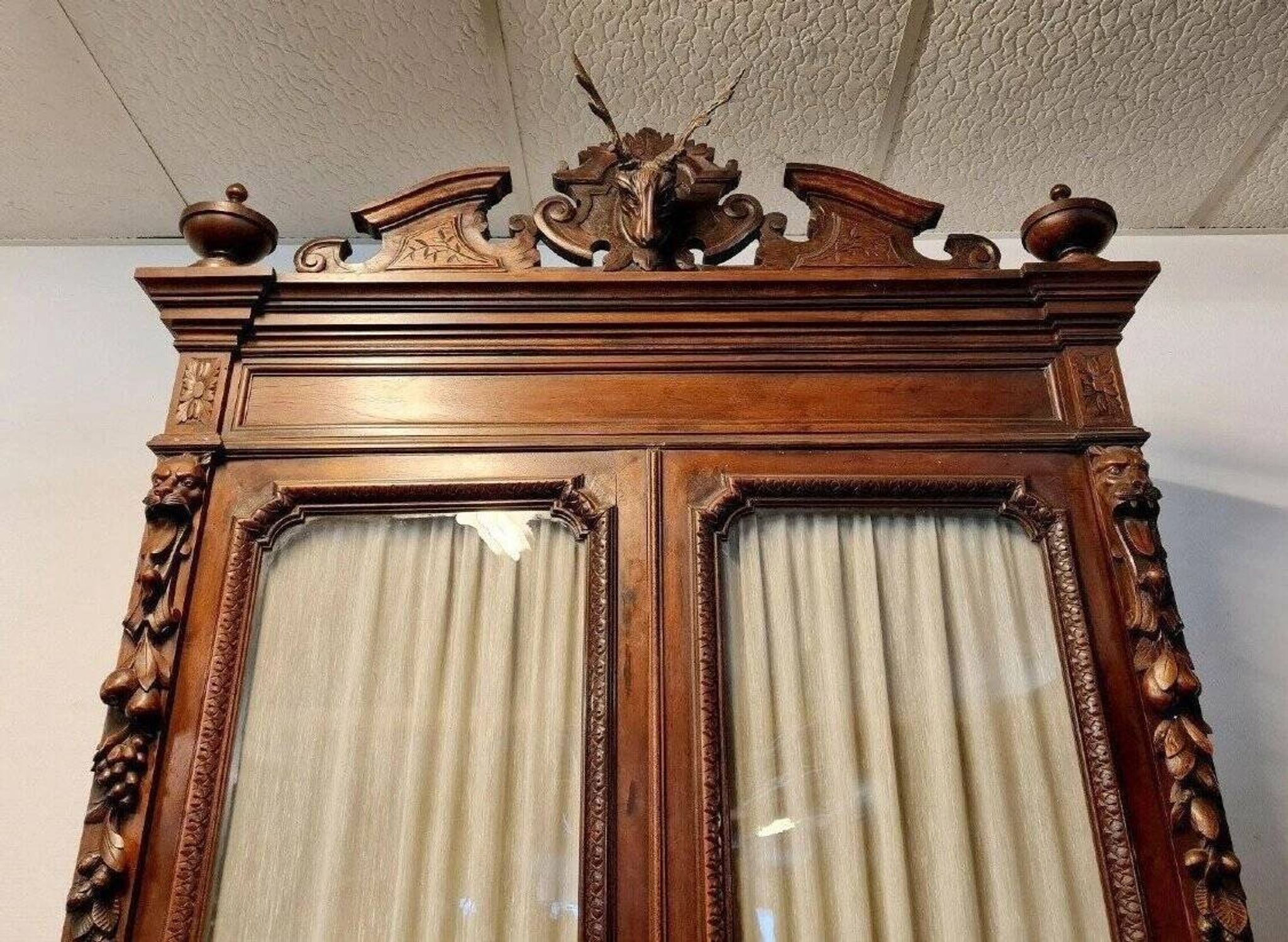 Buffet deux-corps de pavillon de chasse en noyer sculpté style Re