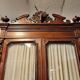 Buffet deux-corps de pavillon de chasse en noyer sculpté style Re