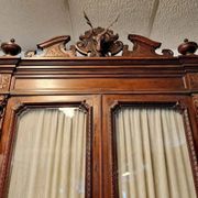 Buffet deux-corps de pavillon de chasse en noyer sculpté style Re
