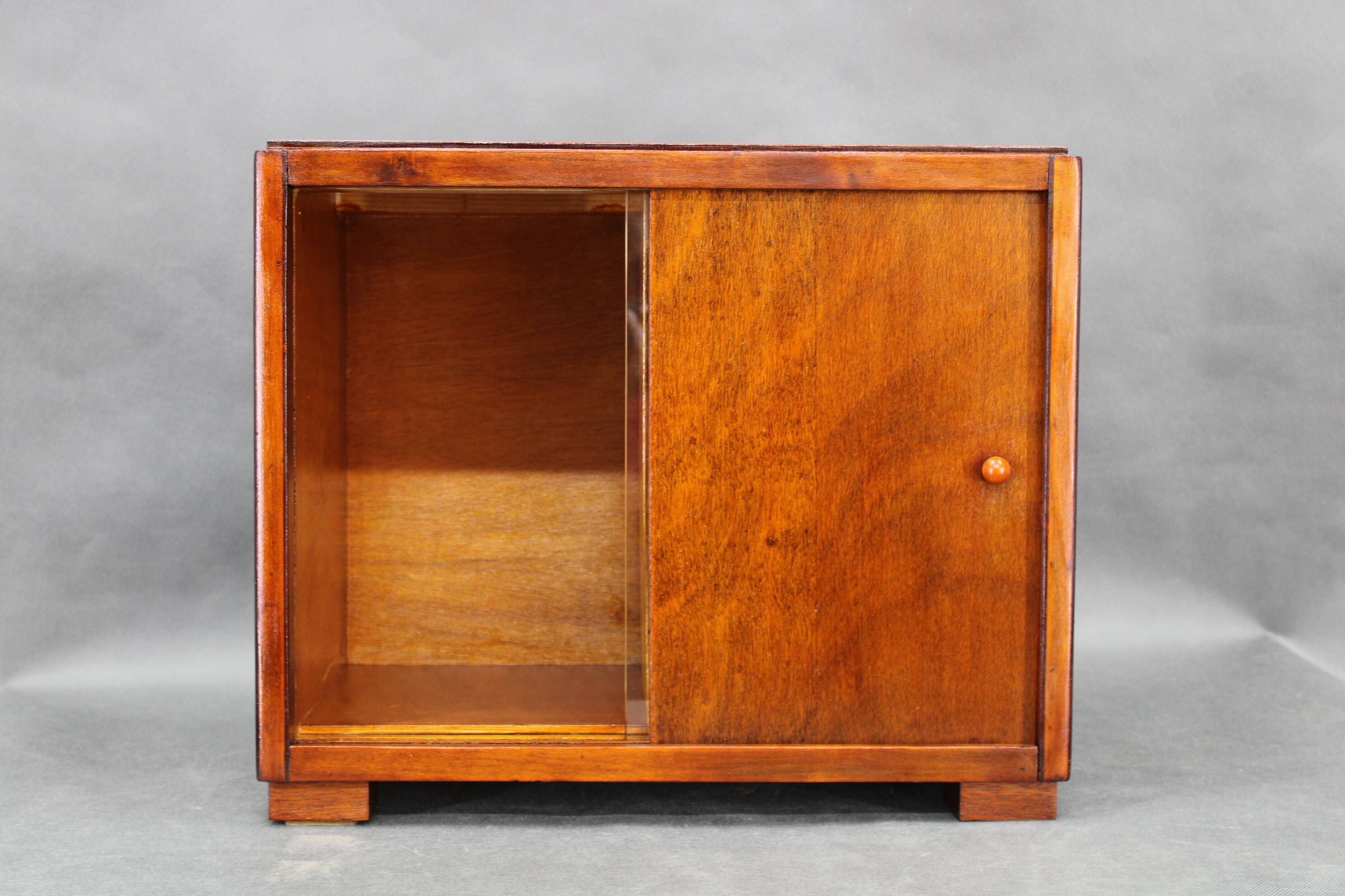 Vitrine Art Déco à portes coulissantes, Tchécoslovaquie, années 1940