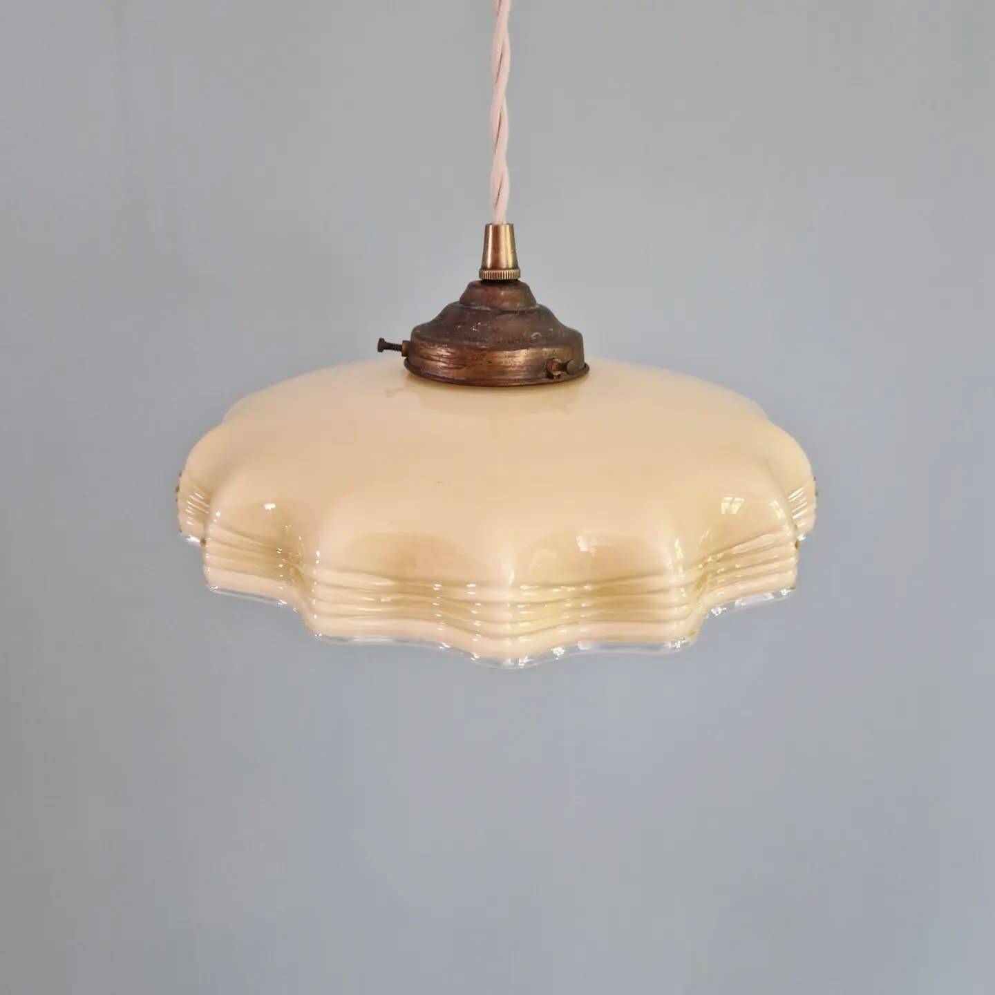 Art Deco suspension in yellow opaline with ouraline, 1920-30.