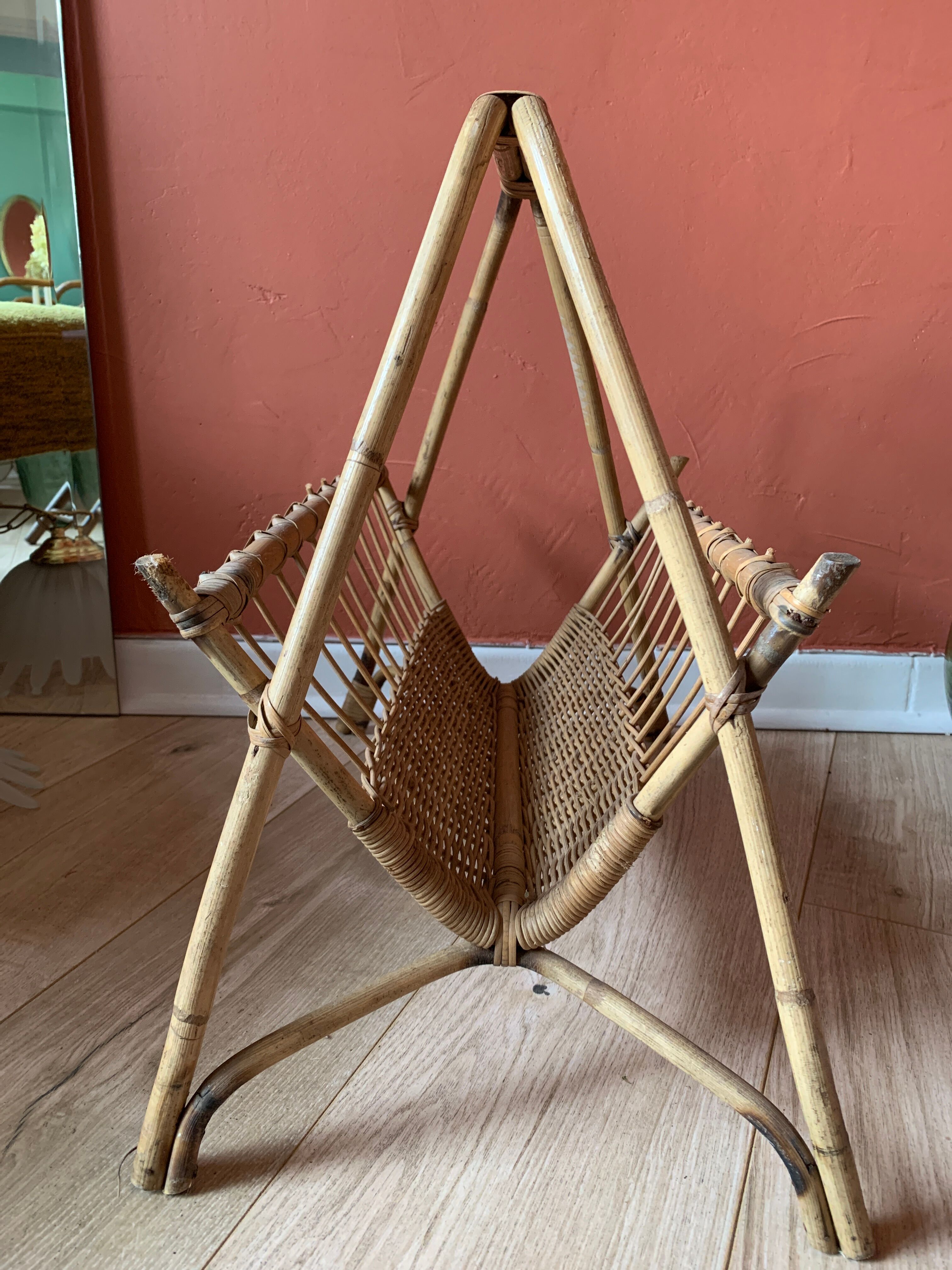 Rattan magazines holder