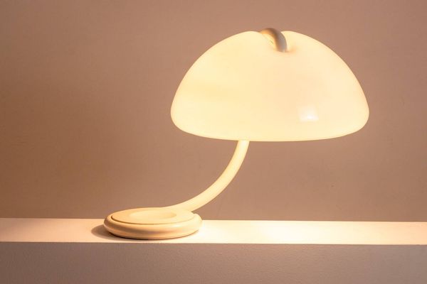 Elio Martinelli. Lampe à poser « Serpente » en blanc. Années 1960-70