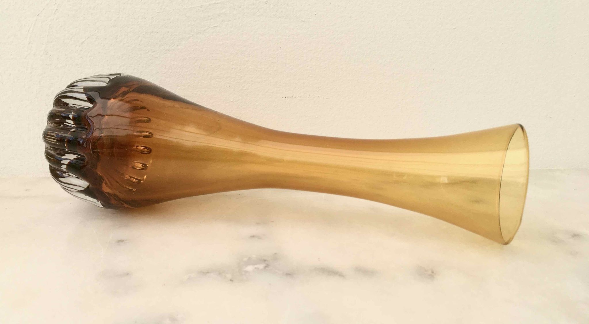 Vase verre soufflé ambre vintage