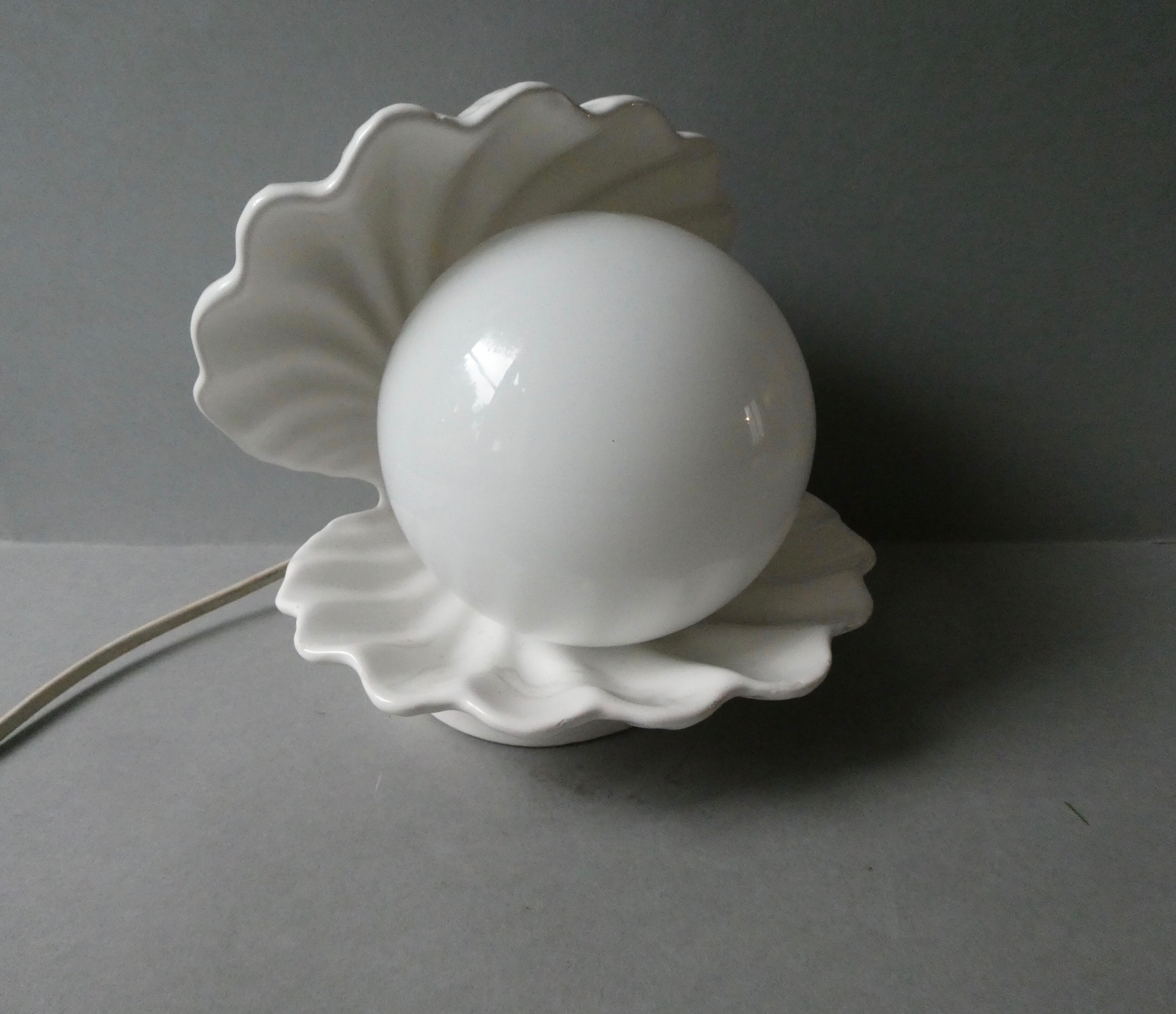 Shell lamp in white ceramic and opaline, 80s