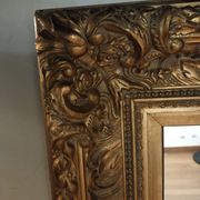 Miroir avec grand cadre mouluré 125x95cm en plâtre doré à la feuille d'or