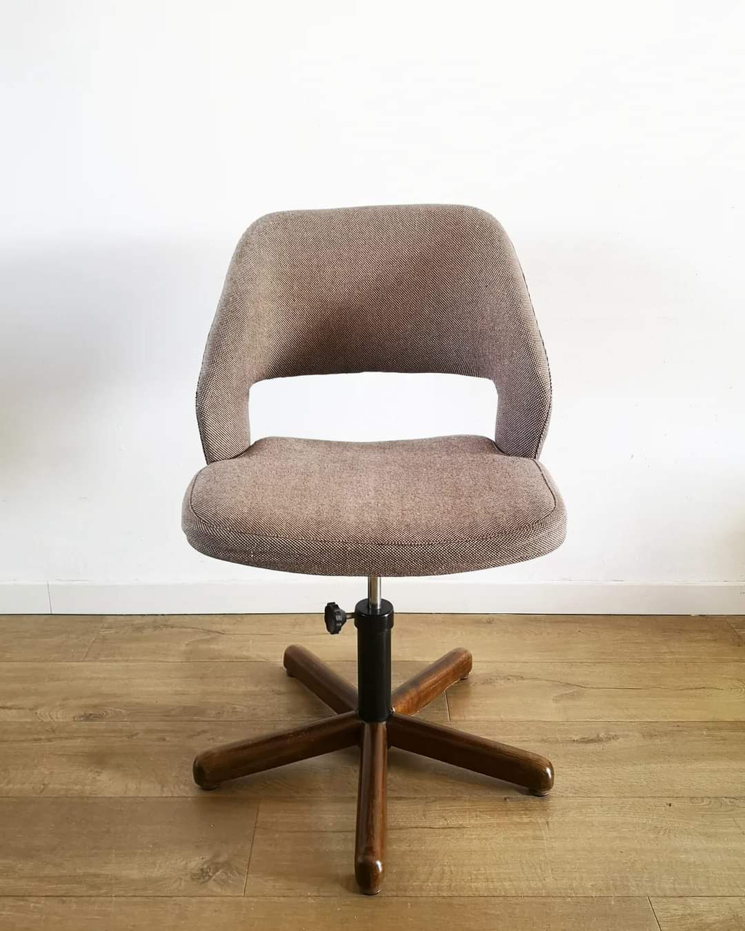 Adjustable fabric office chair