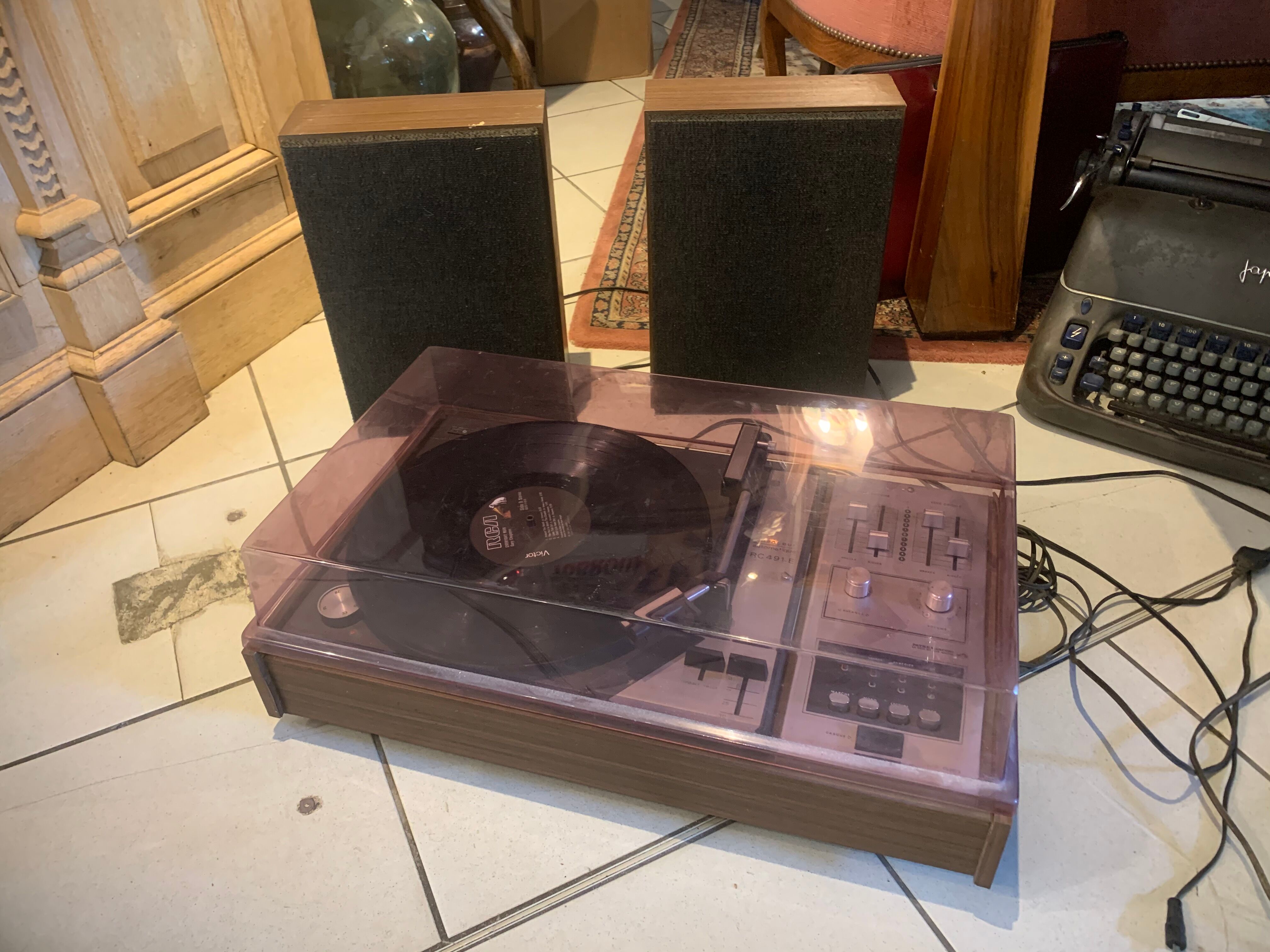 Pathe Marconi disc turner with its speakers