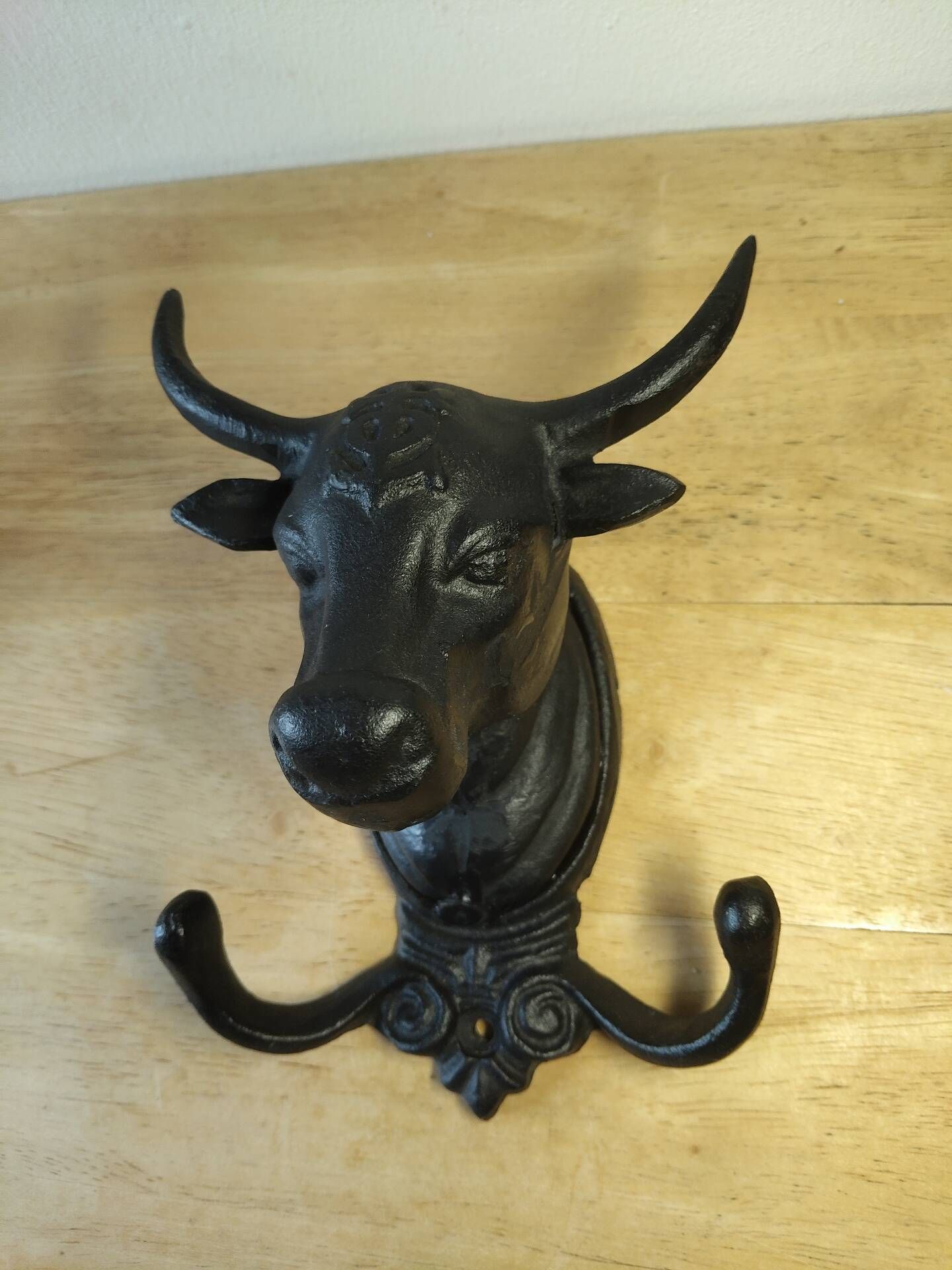 Wall-mounted coat hook in cast iron, bull's head and Camargue cross