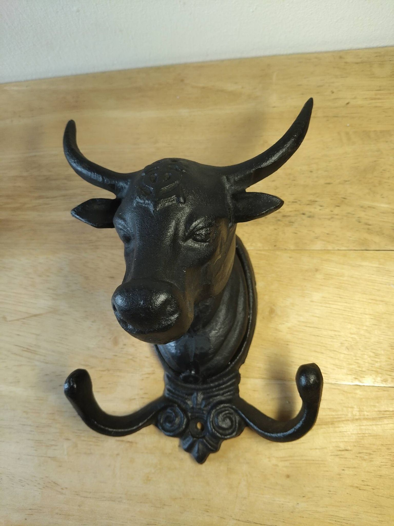 Patère murale en fonte, tête de taureau et croix de Camargue