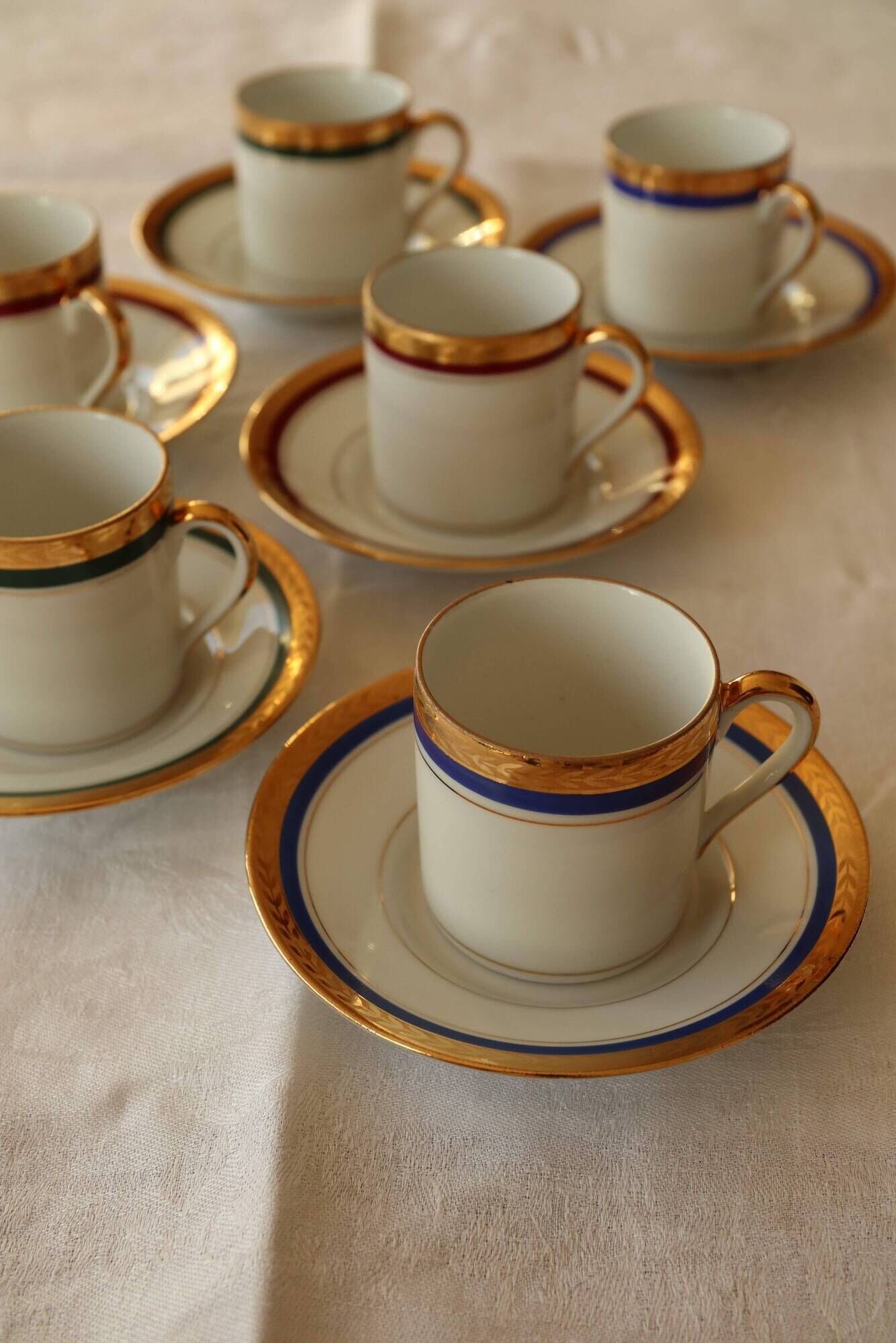 6 coffee cups + saucers in Gien porcelain – Empire style, gold trim