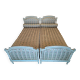 Paire de lits jumeaux style Louis XVI - bois peint patiné, tissu floral