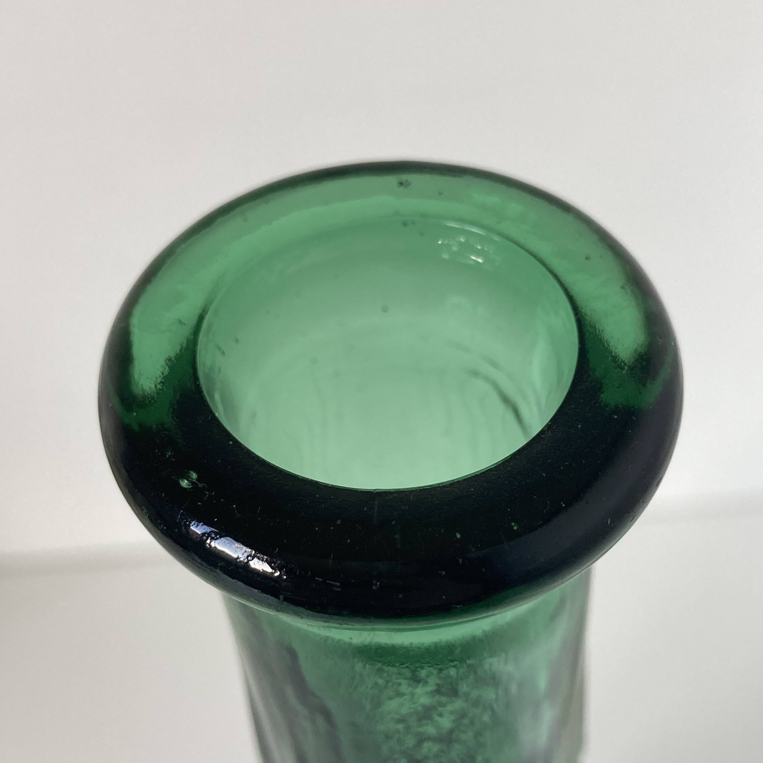 Très grande bouteille vintage en verre vert à décor de pointes de diamants