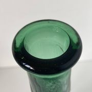Très grande bouteille vintage en verre vert à décor de pointes de diamants