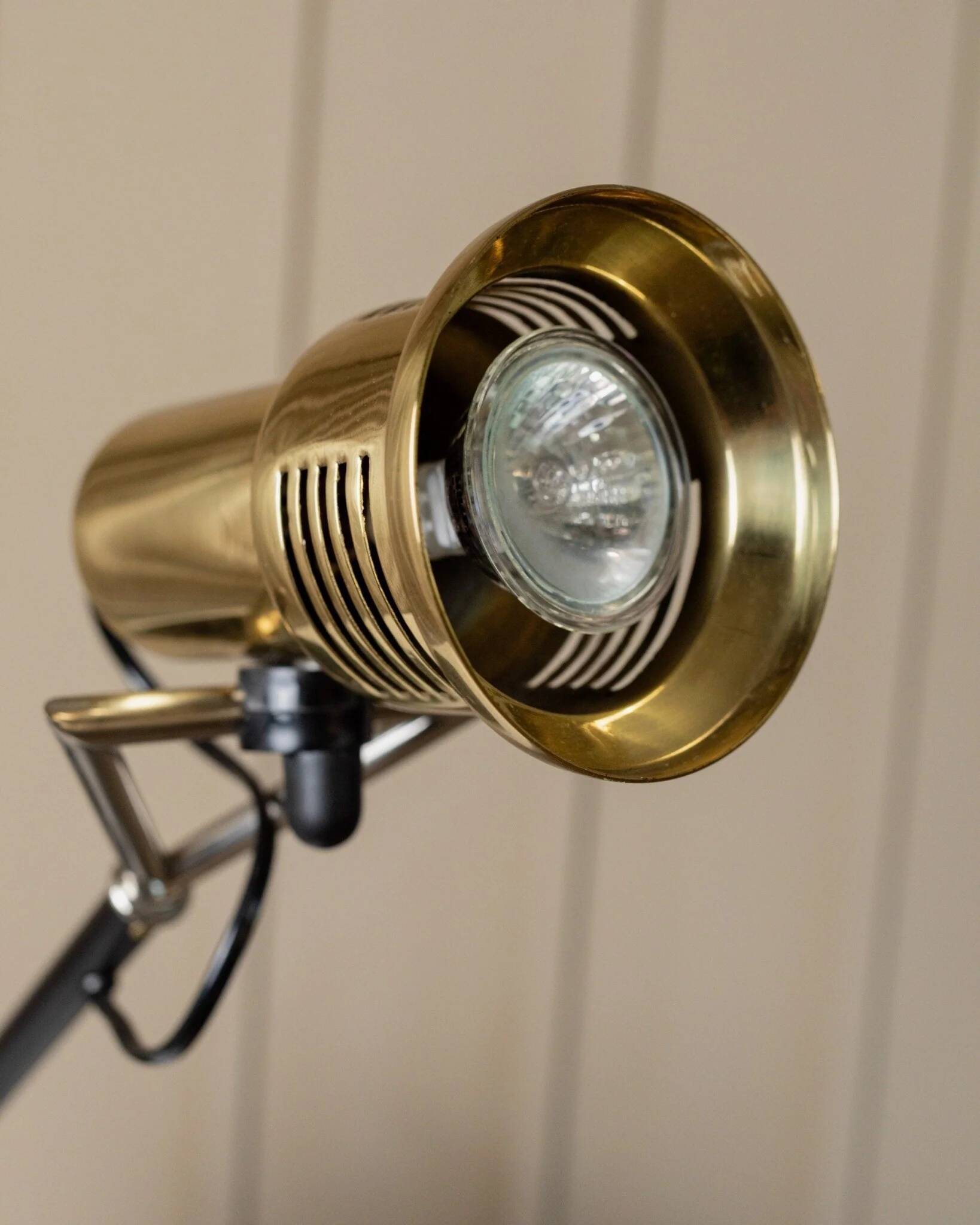 Vintage metal table lamp in Hollywood Regency style, black base with brass shade by Gigidi Iluminazione, 80s