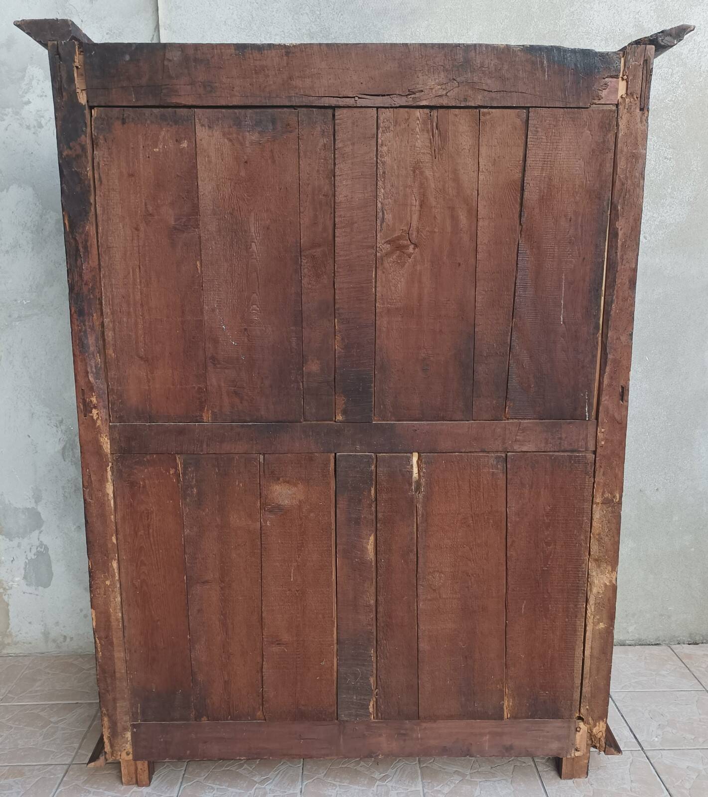 Louis XIV walnut buffet with 4 doors from the 18th century.