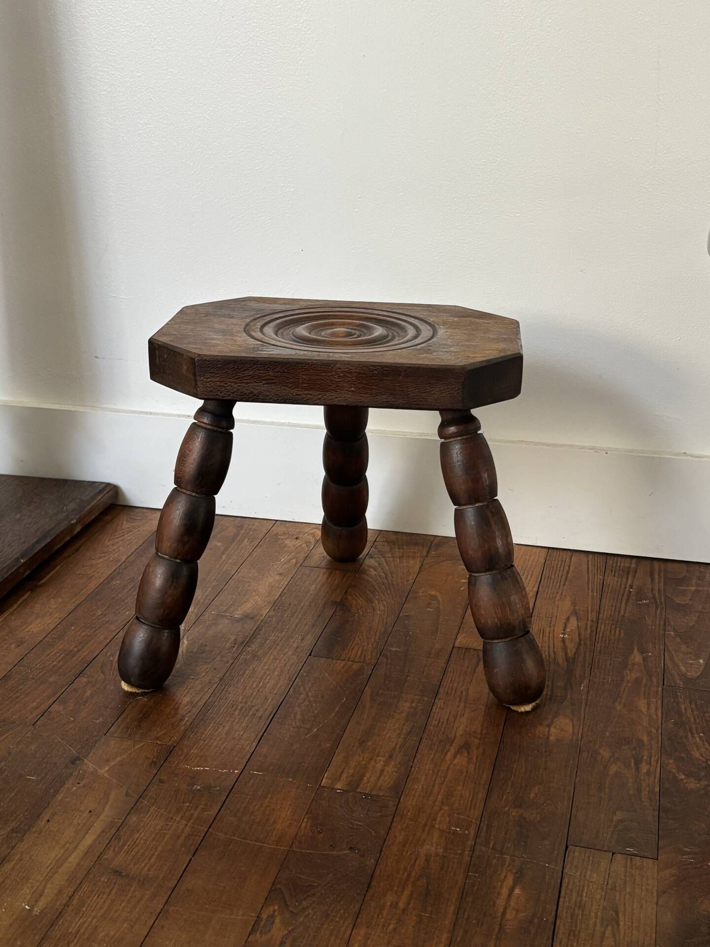 Tabouret tripode en bois