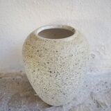 Vase en grès moucheté aux tons neutres