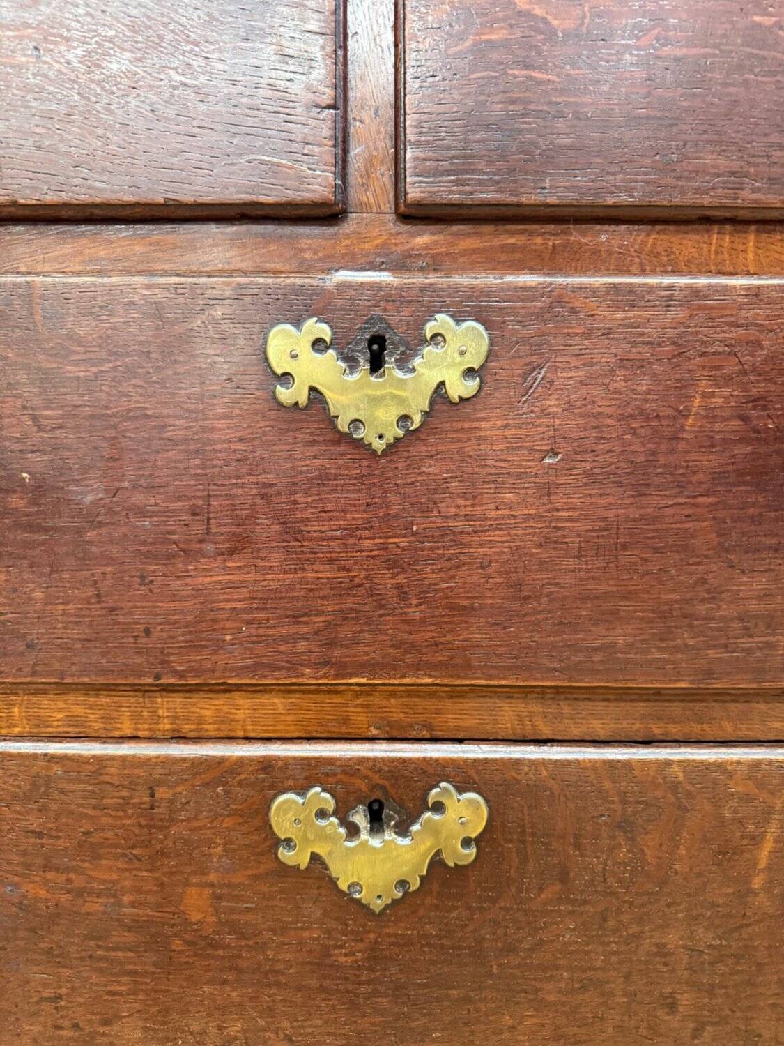 Commode à tiroirs – Époque georgienne – Chêne massif – Quincaillerie laiton