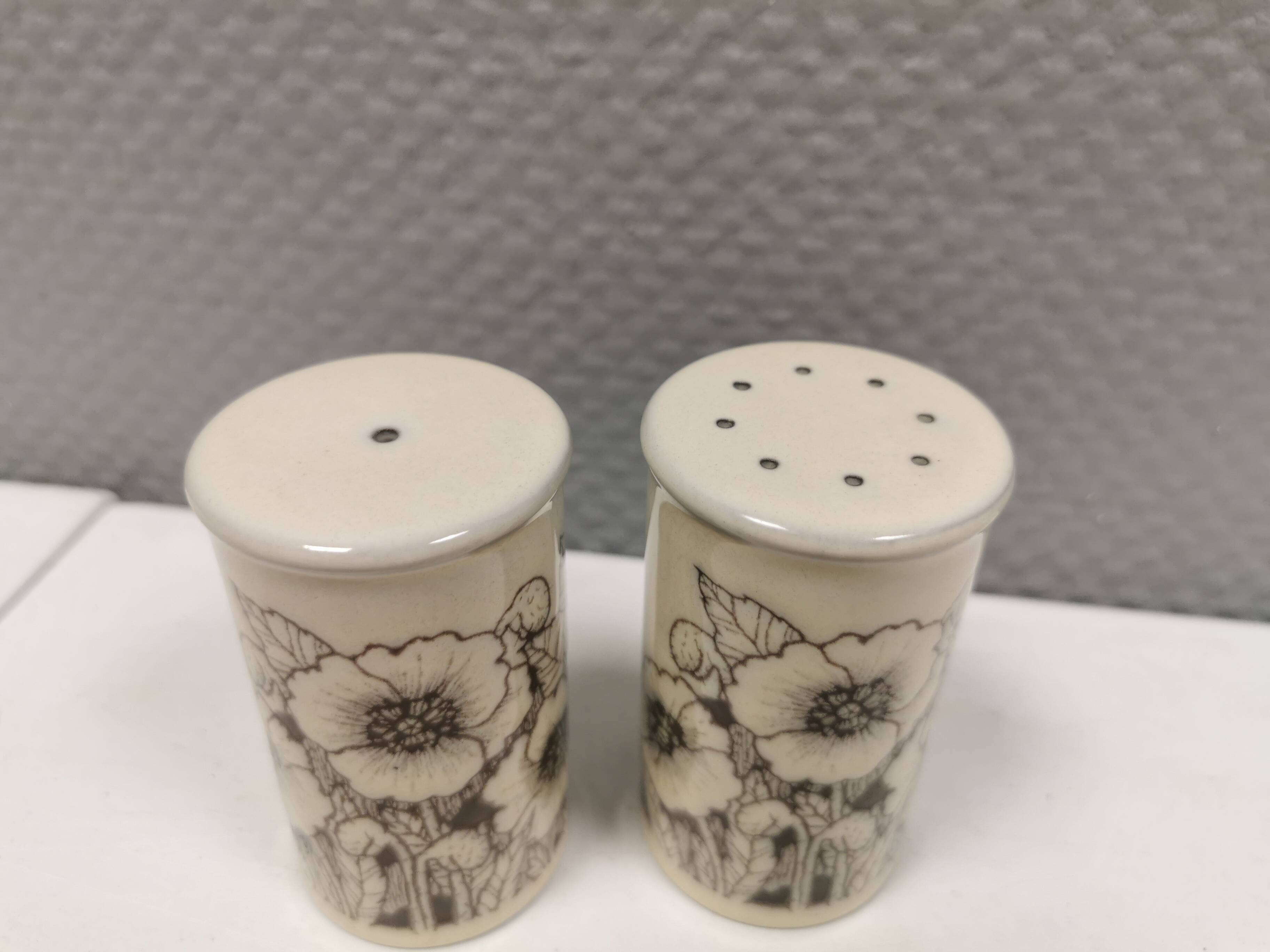 Beautiful salt and pepper set in porcelain from English Hornsea