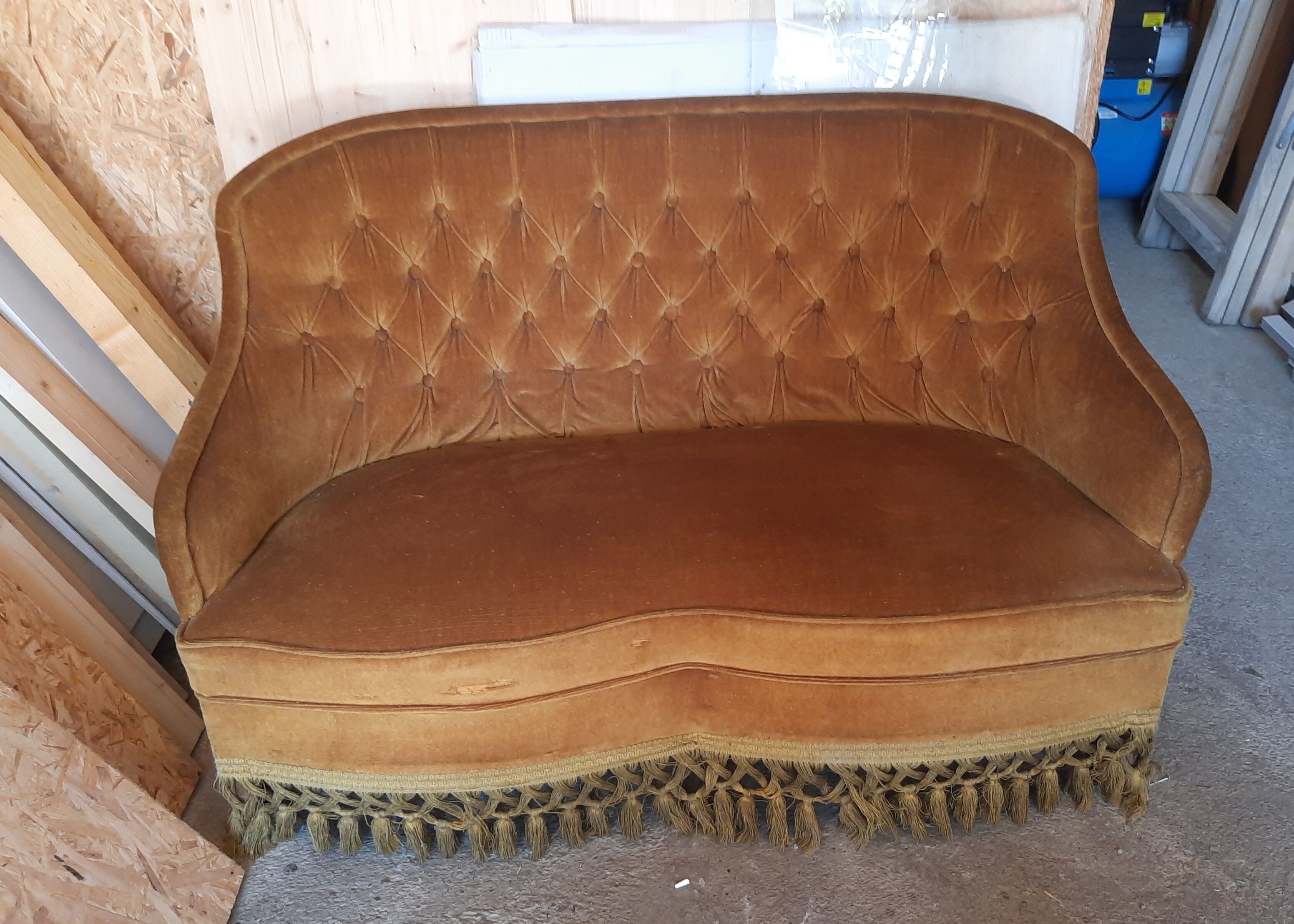 Two-seater sofa toad style