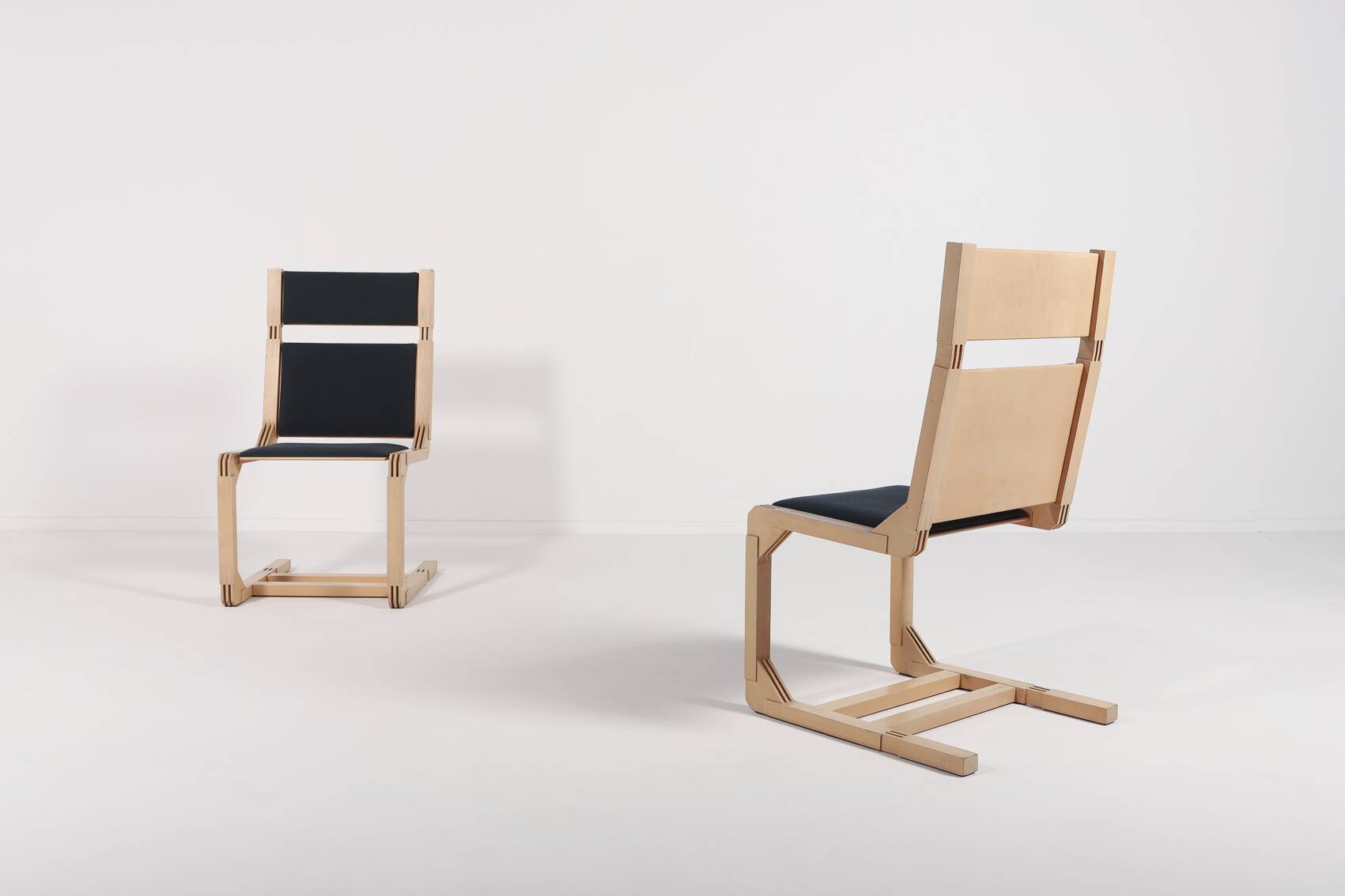 Une paire de chaises architecturales, Danemark 1990