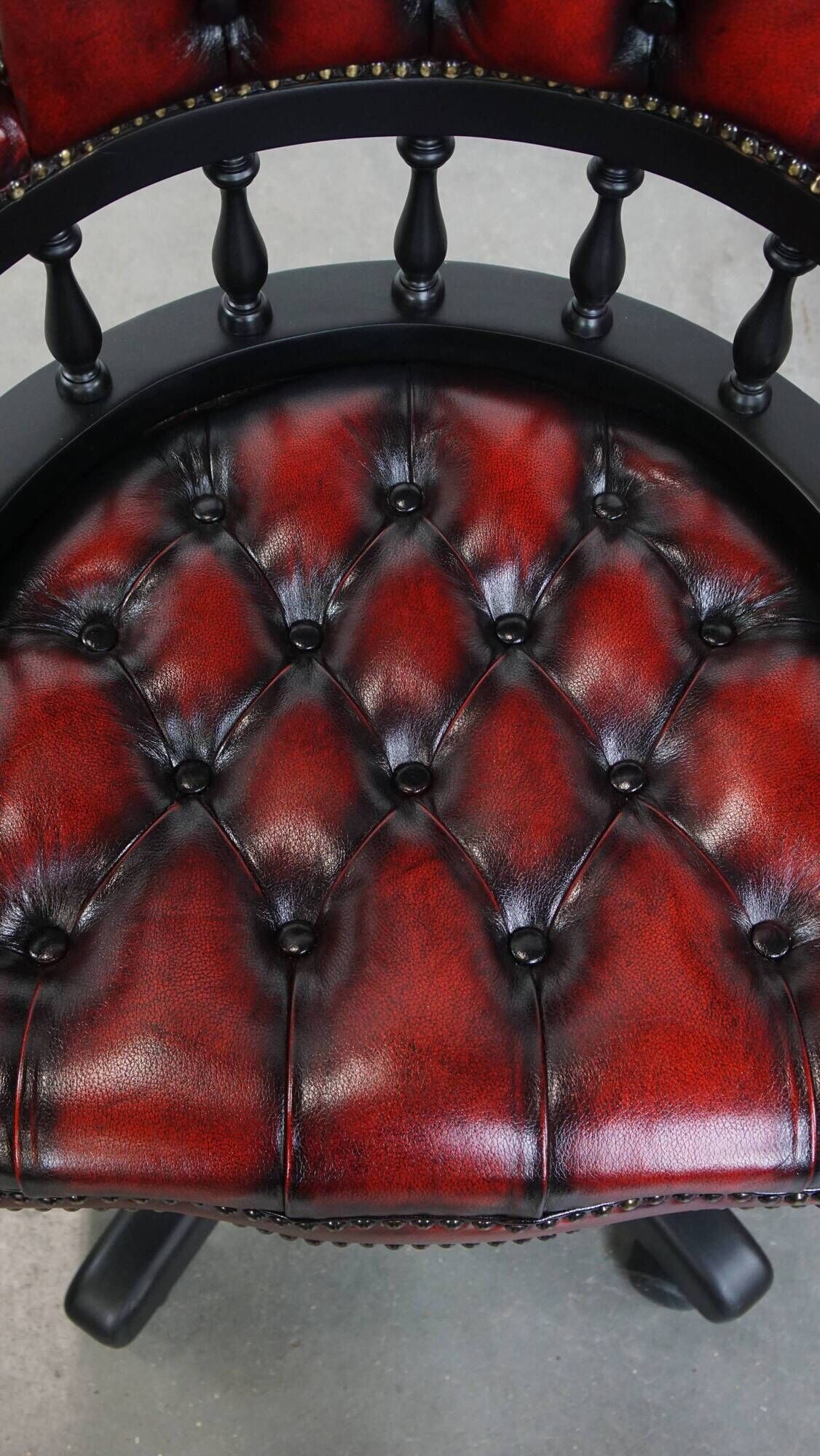 Chaise de bureau Chesterfield en cuir de vachette rouge/noir et bois