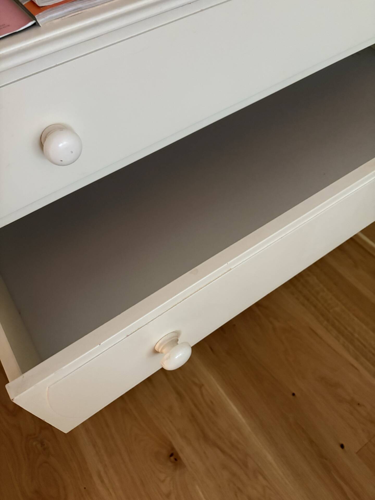 Antique chest of drawers with 4 drawers