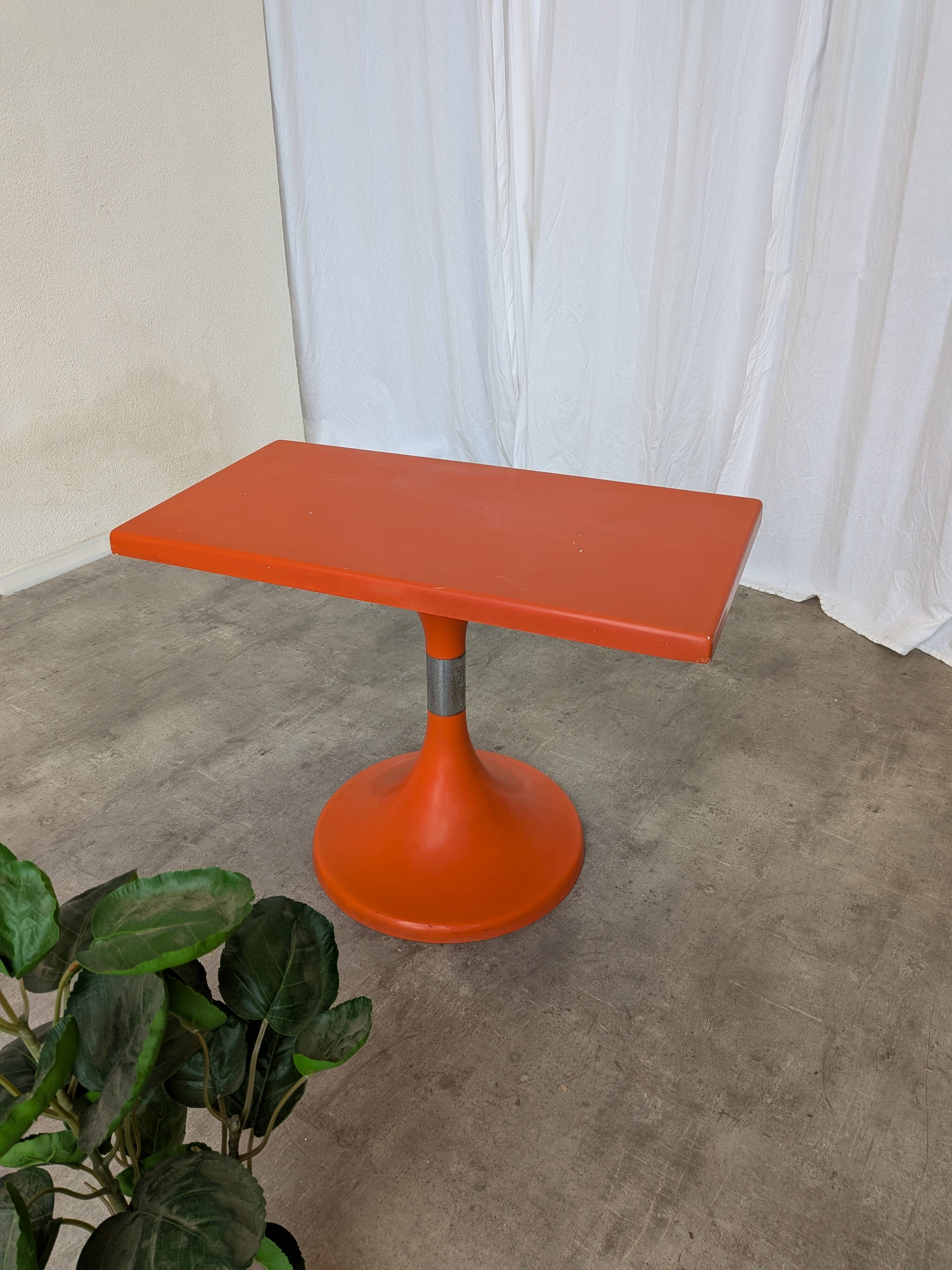 Table vintage orange par Finžgar & Zorman pour Meblo Yougoslavie