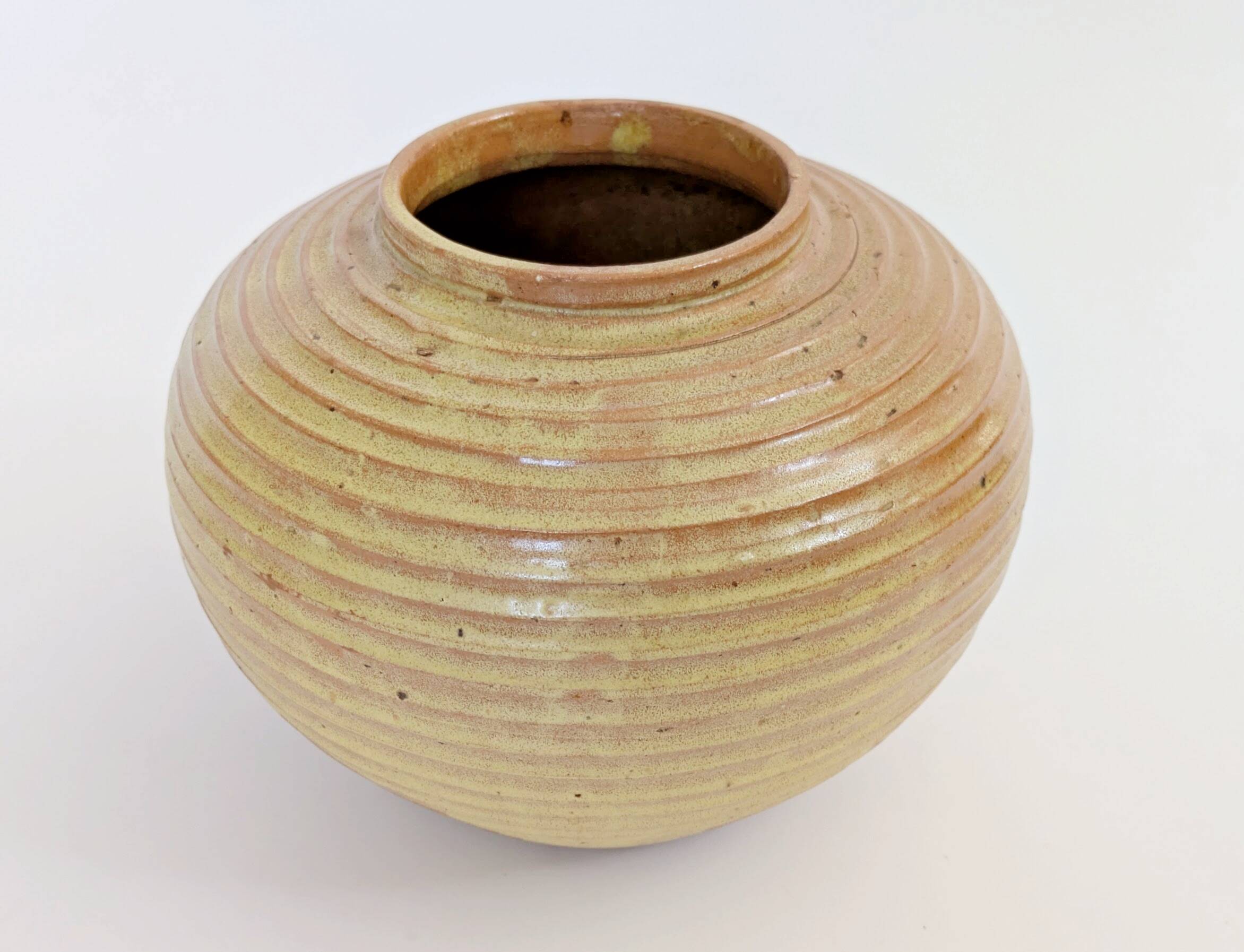 Vase vintage en grès ocre doré, céramique d’artiste signée