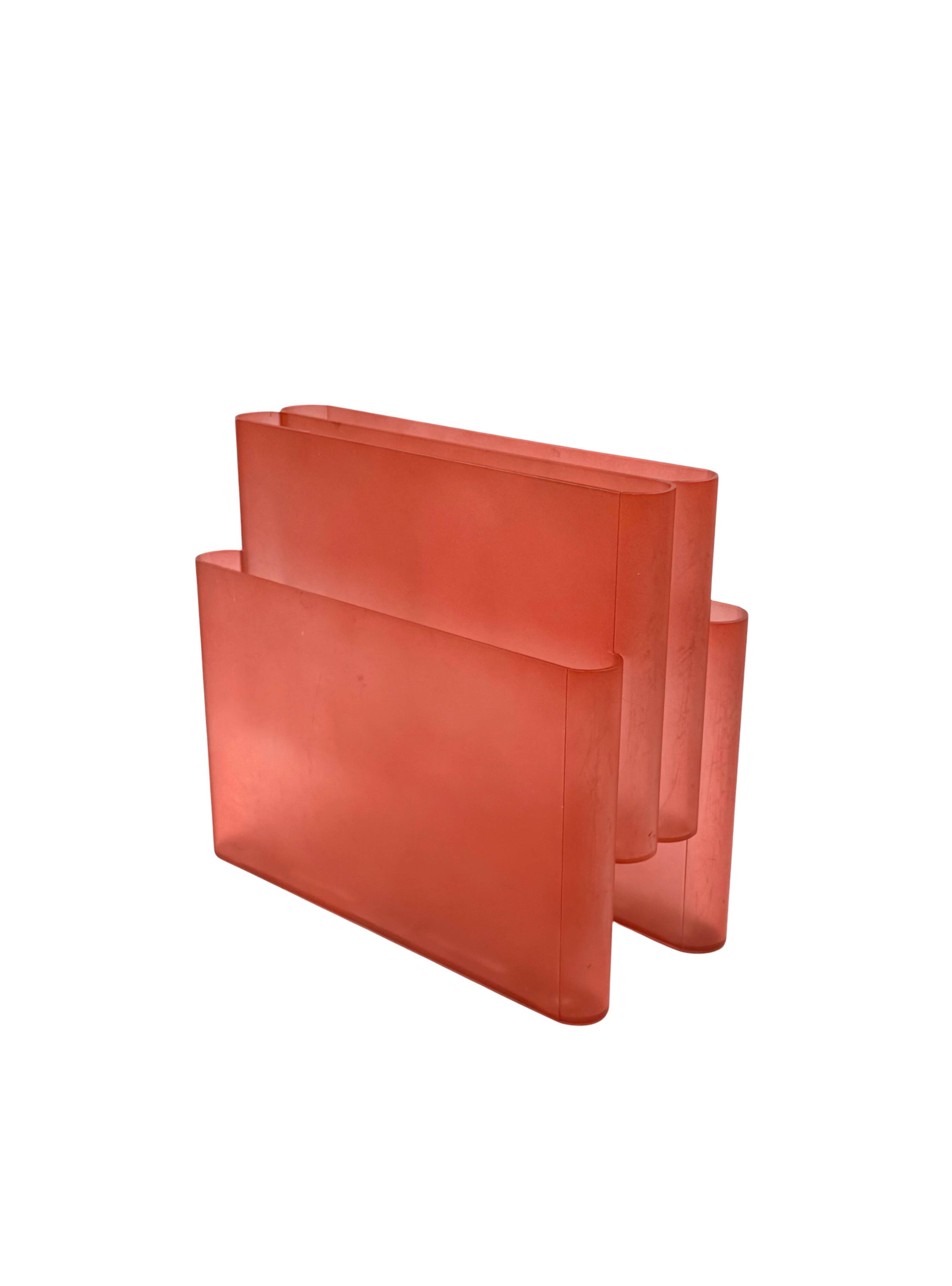 Space age pink plastic magazine rack, Giotto Stoppino, Kartell 1970s